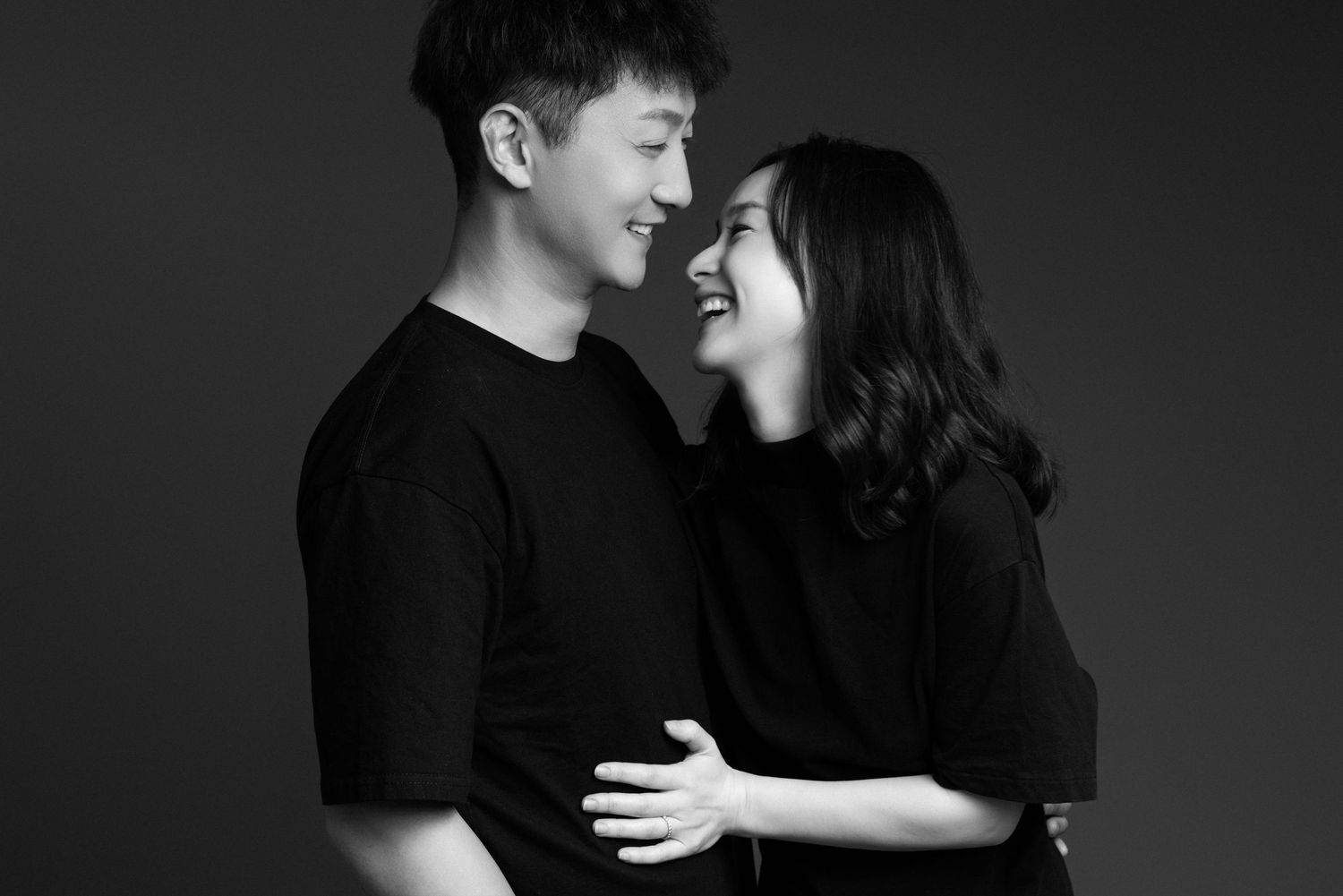 Contemporary black and white couple photos showing natural chemistry and emotion.