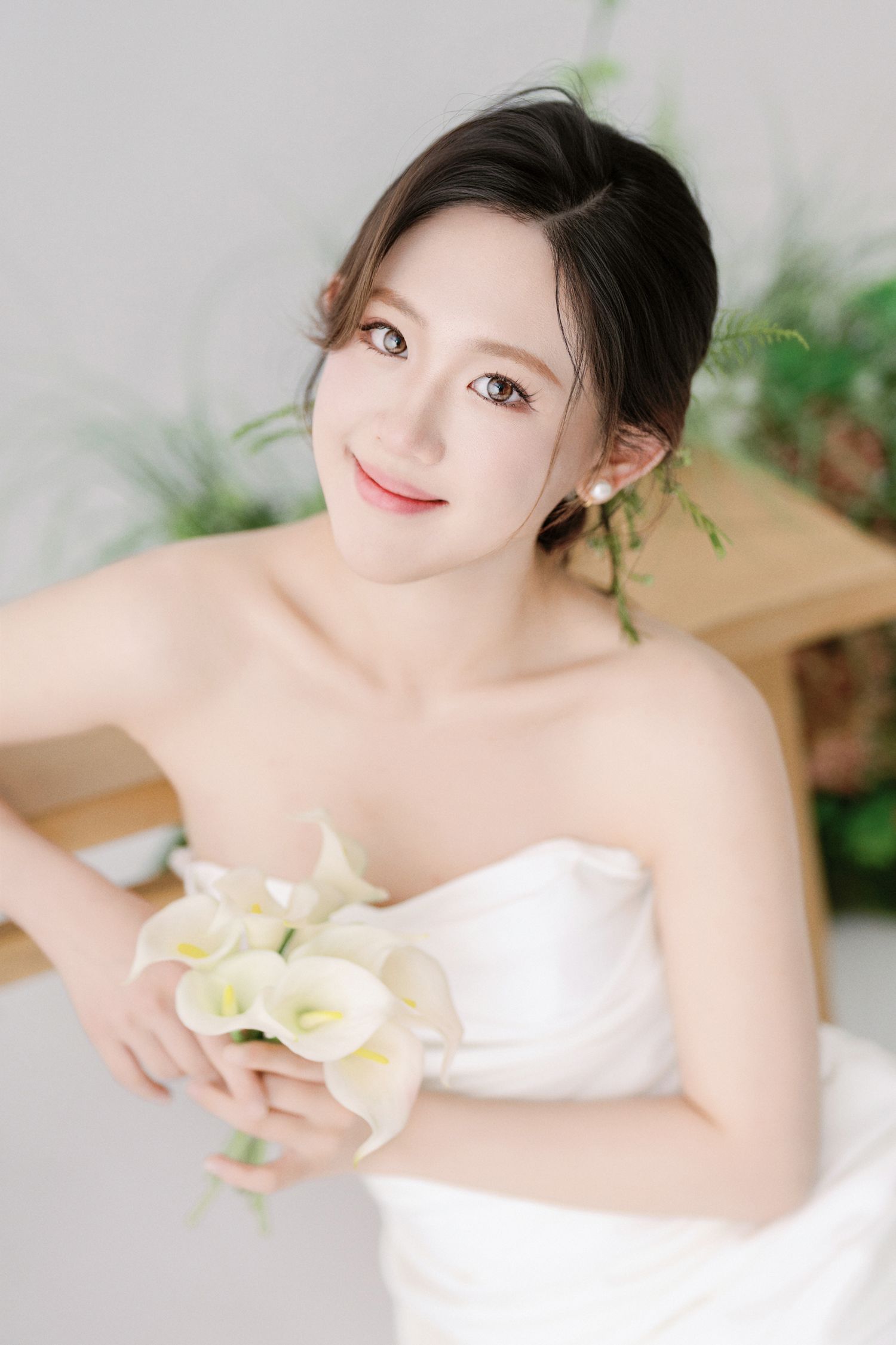 Soft bridal portraits with white calla lilies and natural garden styling.