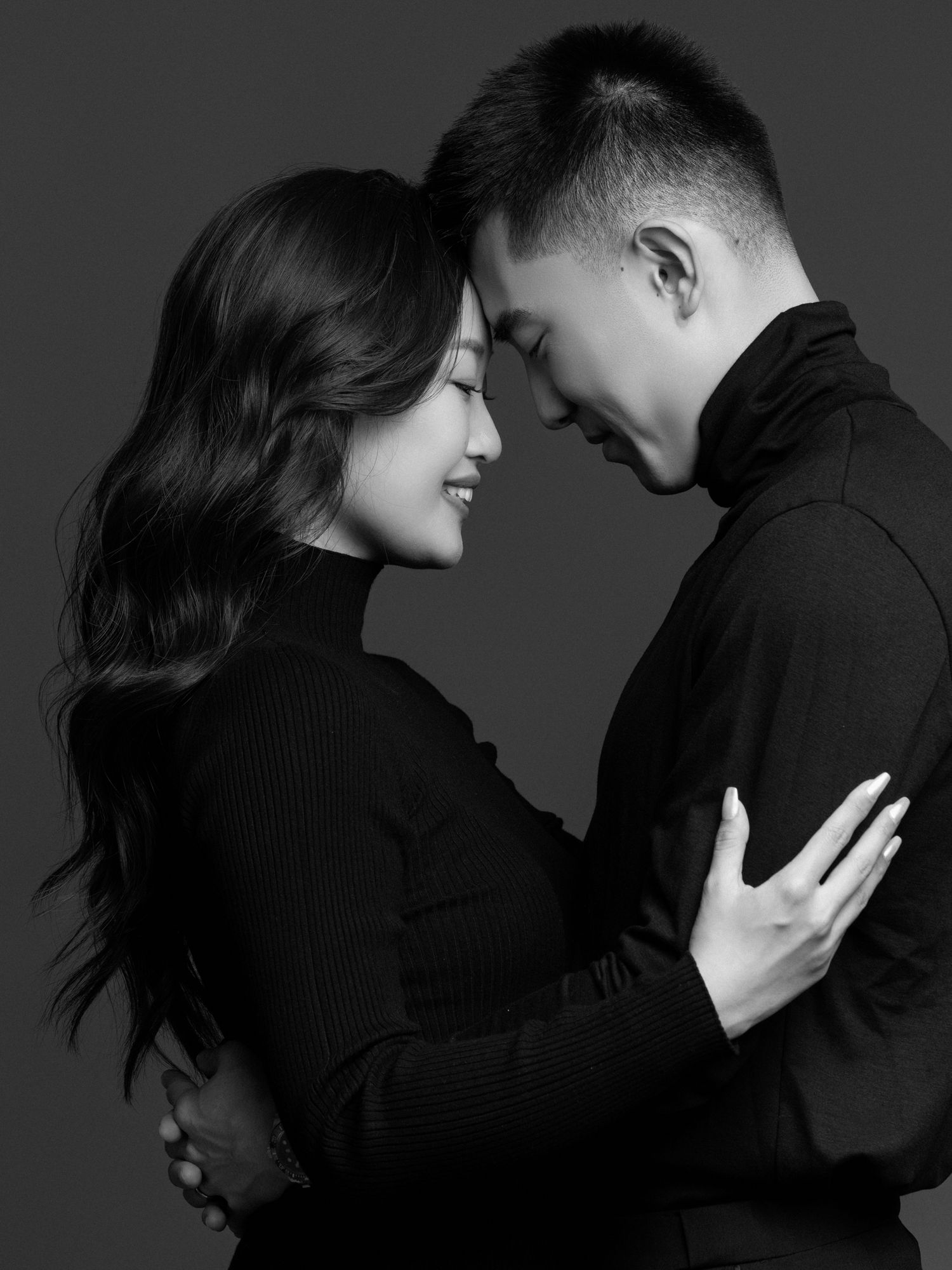 Romantic black and white photo series with close intimate poses.