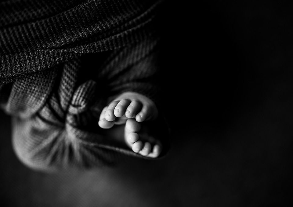 Close-up black and white photo of newborn baby feet newborn photographer Richmond Chesterfield midlothian Petersburg glen Allen short pump
