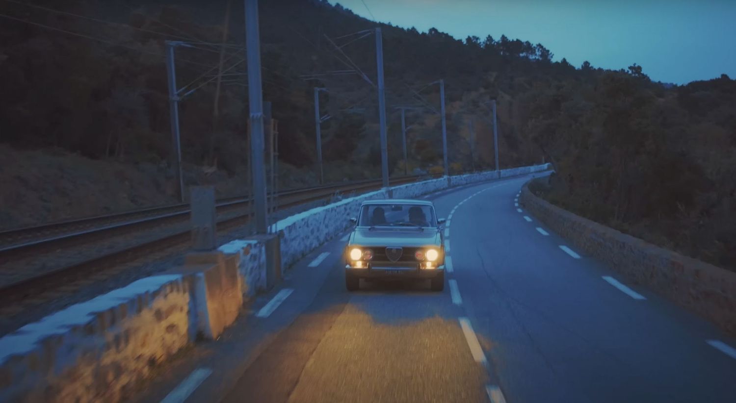 Cinematic frame from Waldeck “Regarde moi Joe