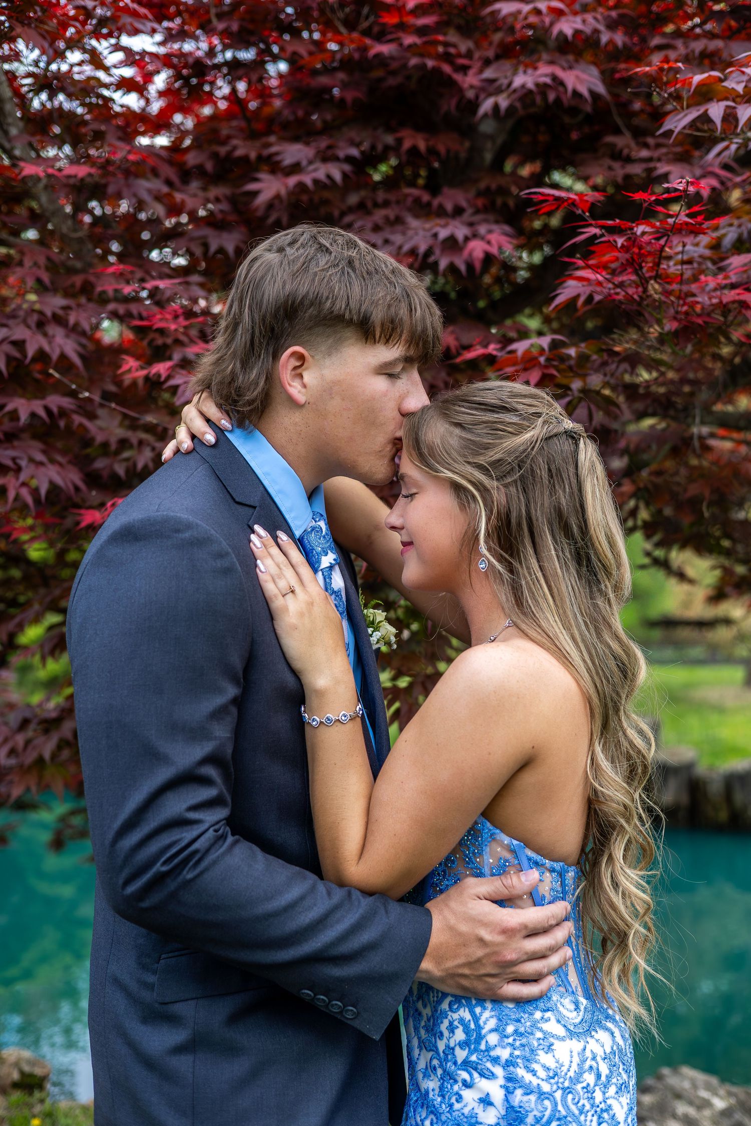 A prom senior couple located at the stroll gardens In Springfield MO