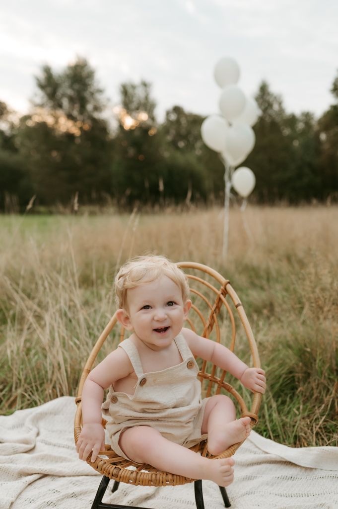 Melissa Stuer Photography Moederschapsfotograaf Moerbeke Oost-Vlaanderen
eerste verjaardag jongen natuur stoel ballon kinderen foto