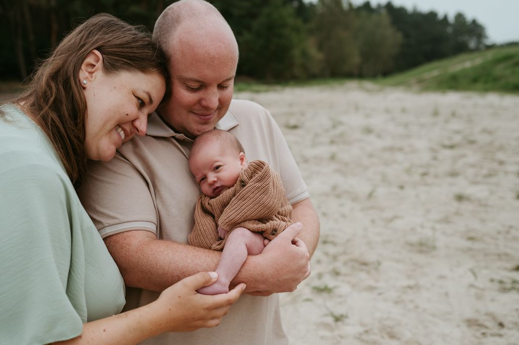 Melissa Stuer Photography Moederschapsfotograaf Moerbeke Oost-Vlaanderen newborn newbornfotografie mama, papa en zoon