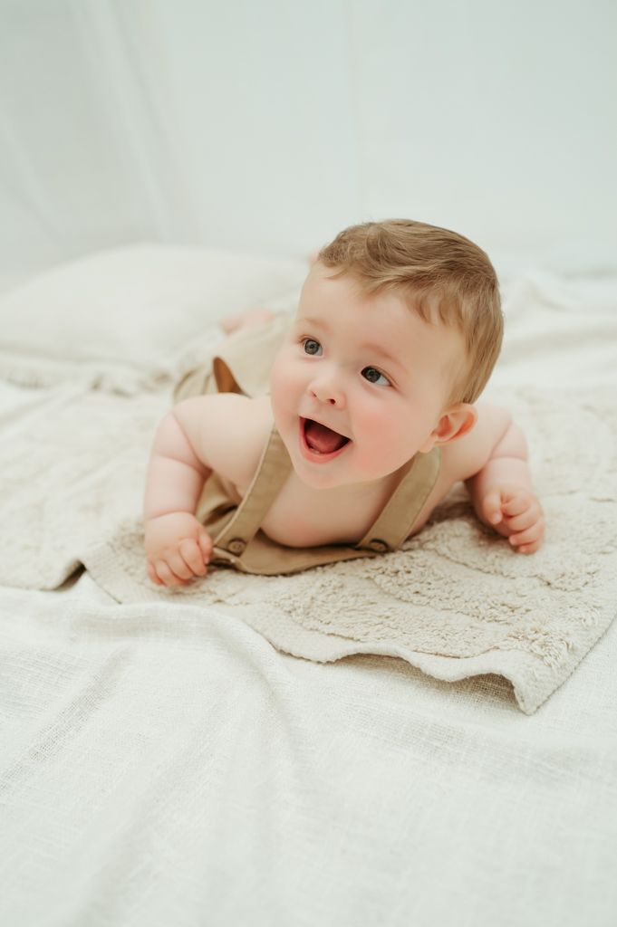 Melissa Stuer Photography Moederschapsfotograaf Moerbeke Oost-Vlaanderen kinderen baby liggend op buik