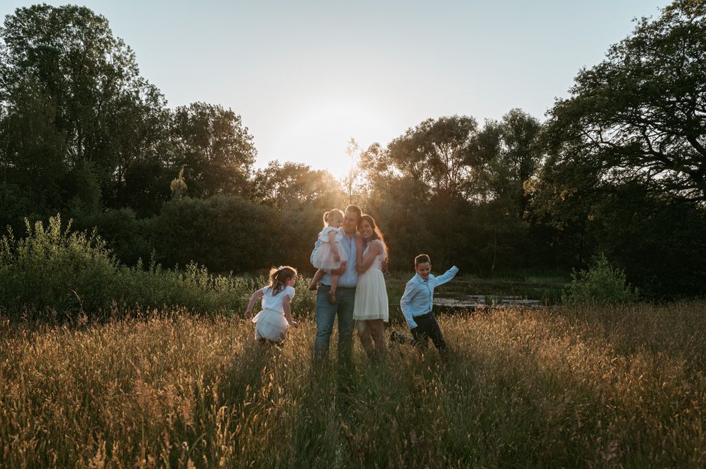 Melissa Stuer Photography Moederschapsfotograaf Moerbeke
familiefotoshoot - gezin familie stekene golden hour zonsondergang mama papa kind