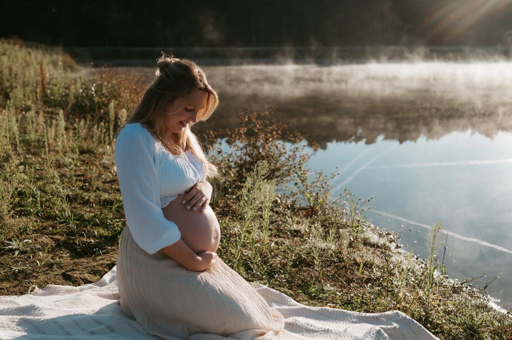 Melissa Stuer Photography Moederschapsfotograaf Moerbeke Oost-Vlaanderen zwangere vrouw blote buik aan meer zonsopkomst mist