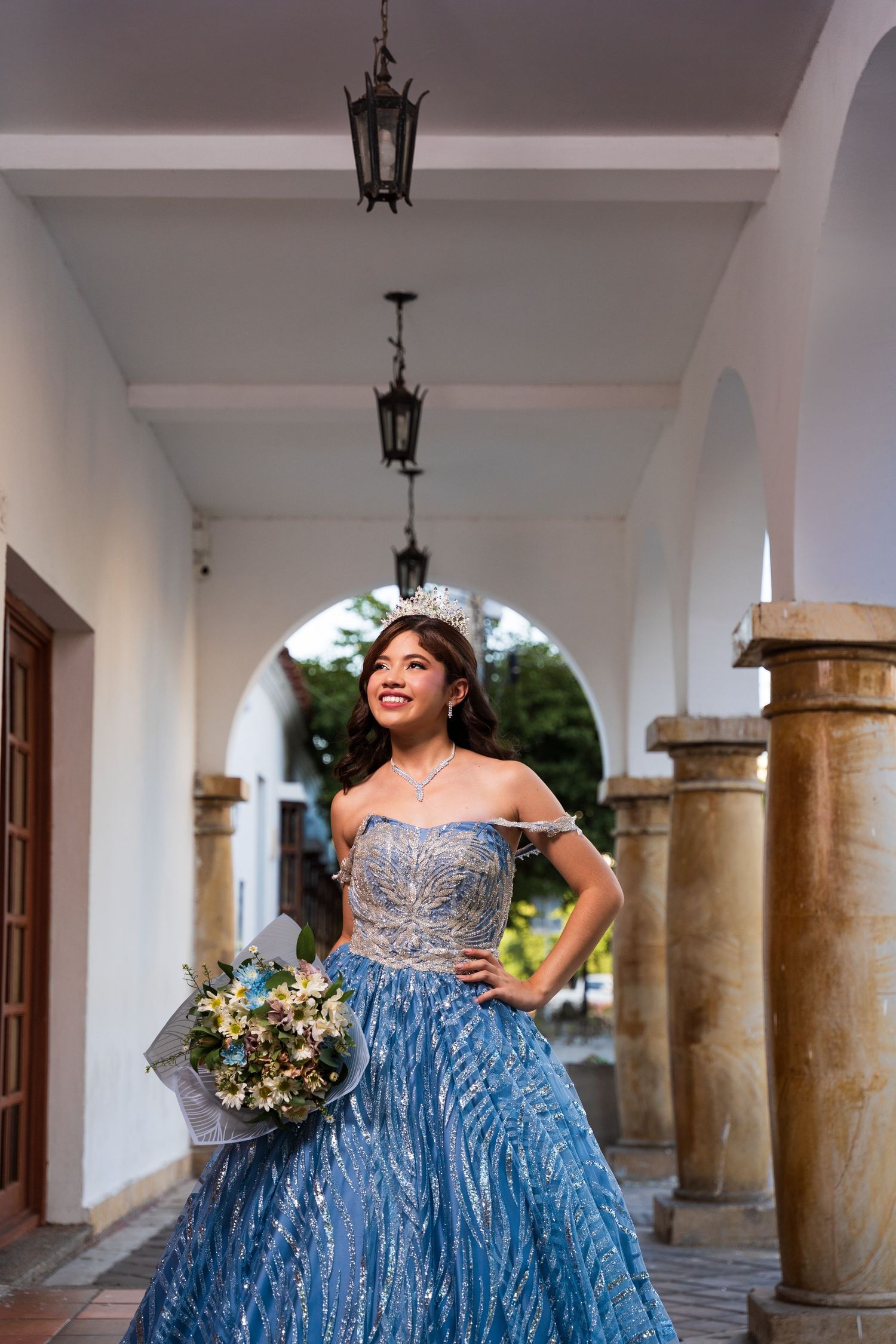 Fotografía de detalle de una brillante corona de quinceañera, parte de los accesorios elegantes para la celebración en el Cesar.