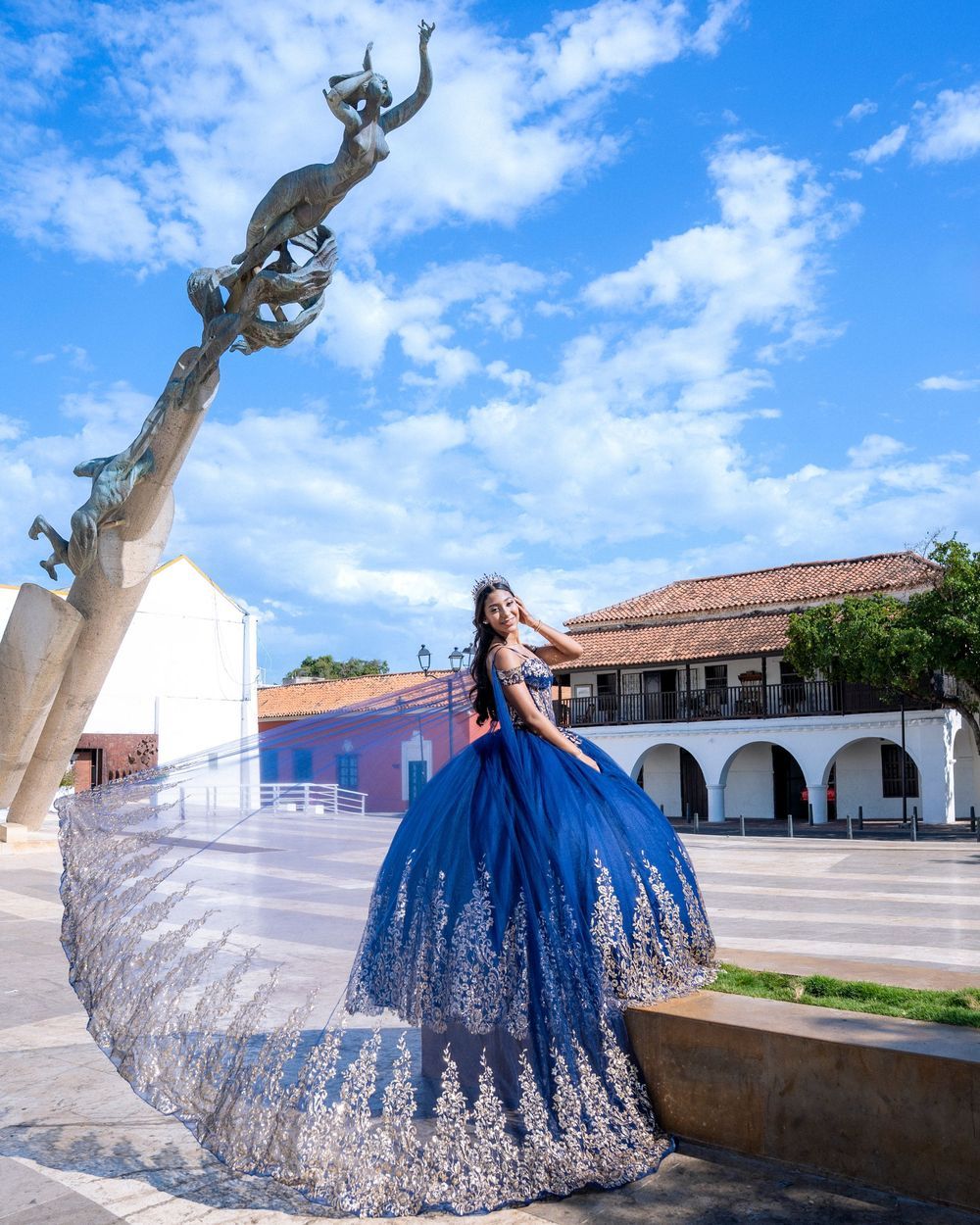 Fotografía emotiva de las manos de la joven sosteniendo la biblia y rosario para quinceañera en su ceremonia.