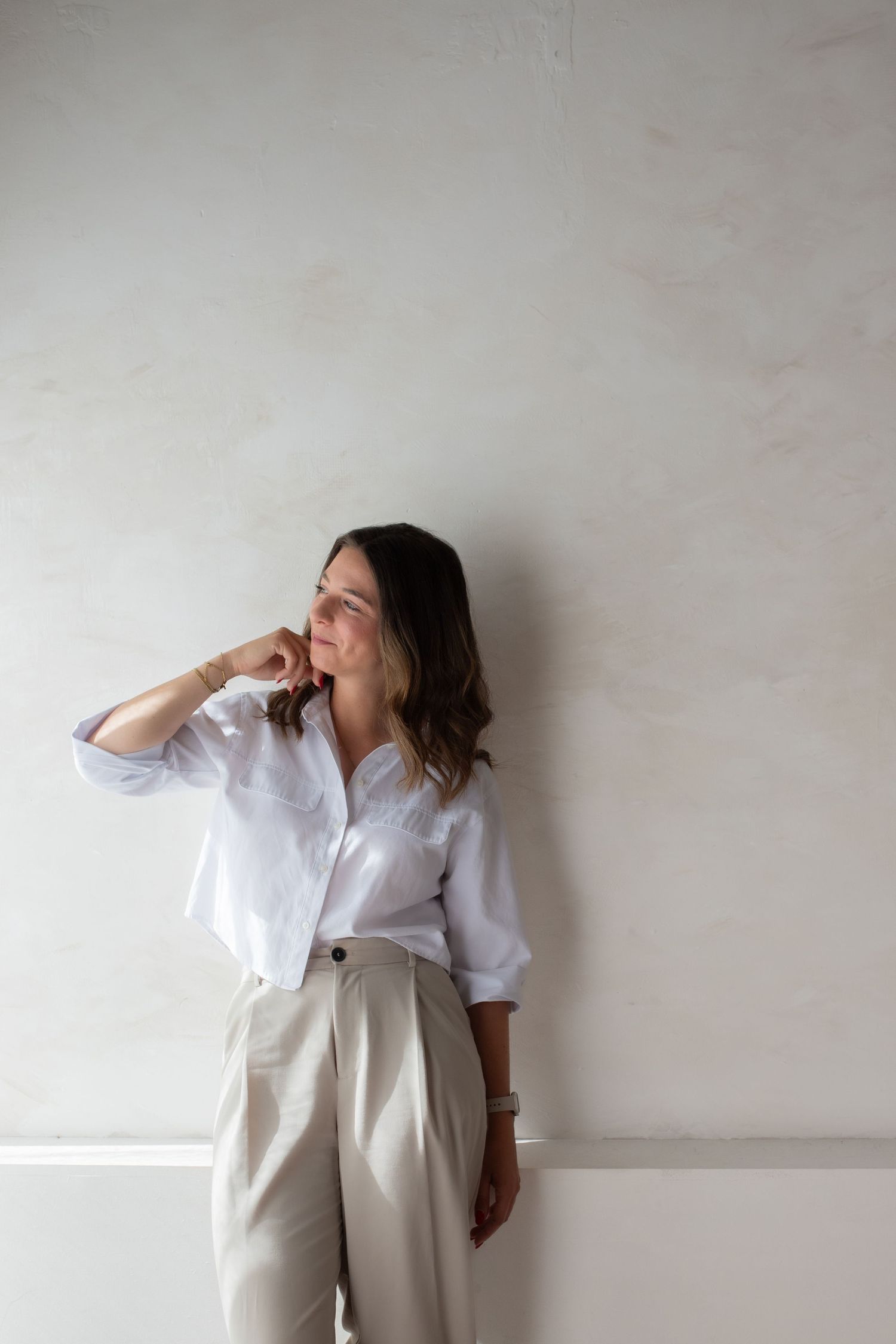 Branding foto van vrouw met casual kleding tegen een witte muur