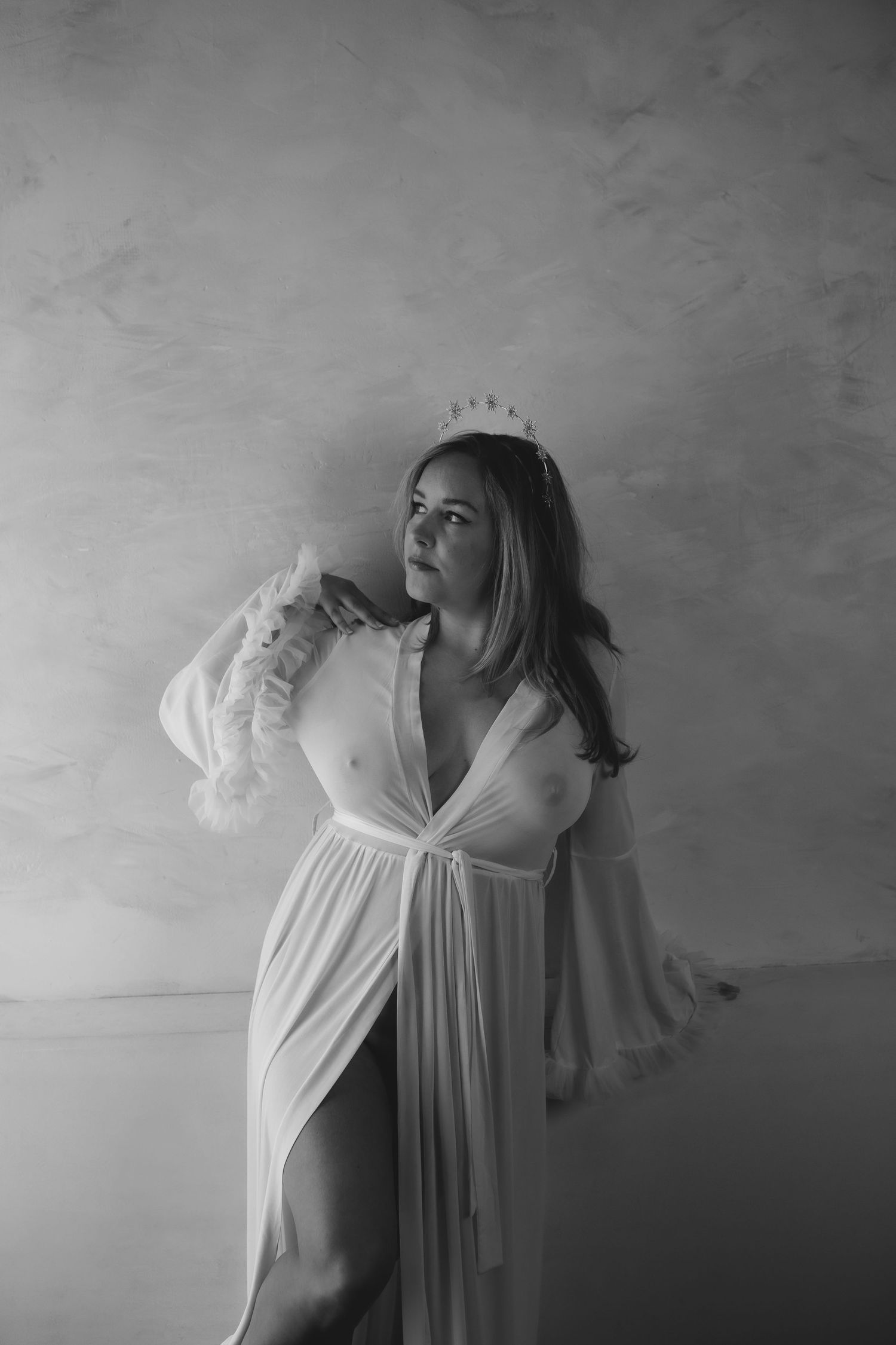 Vrouw met een witte kimono en kroontje zoals een goddess