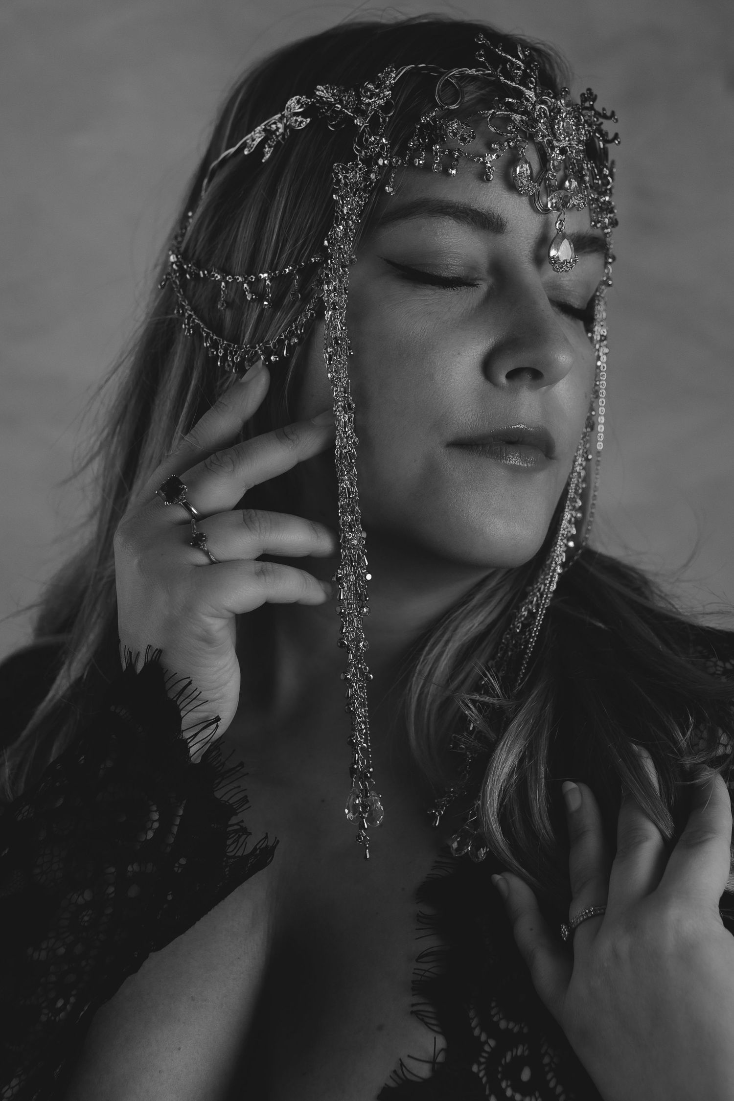 Close-up foto van een boudoir minishoot met goddess thema en kroon op haar hoofd.