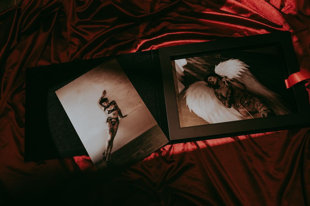 Zwarte box voor je fotoafdrukken met een rode doek op de achtergrond
