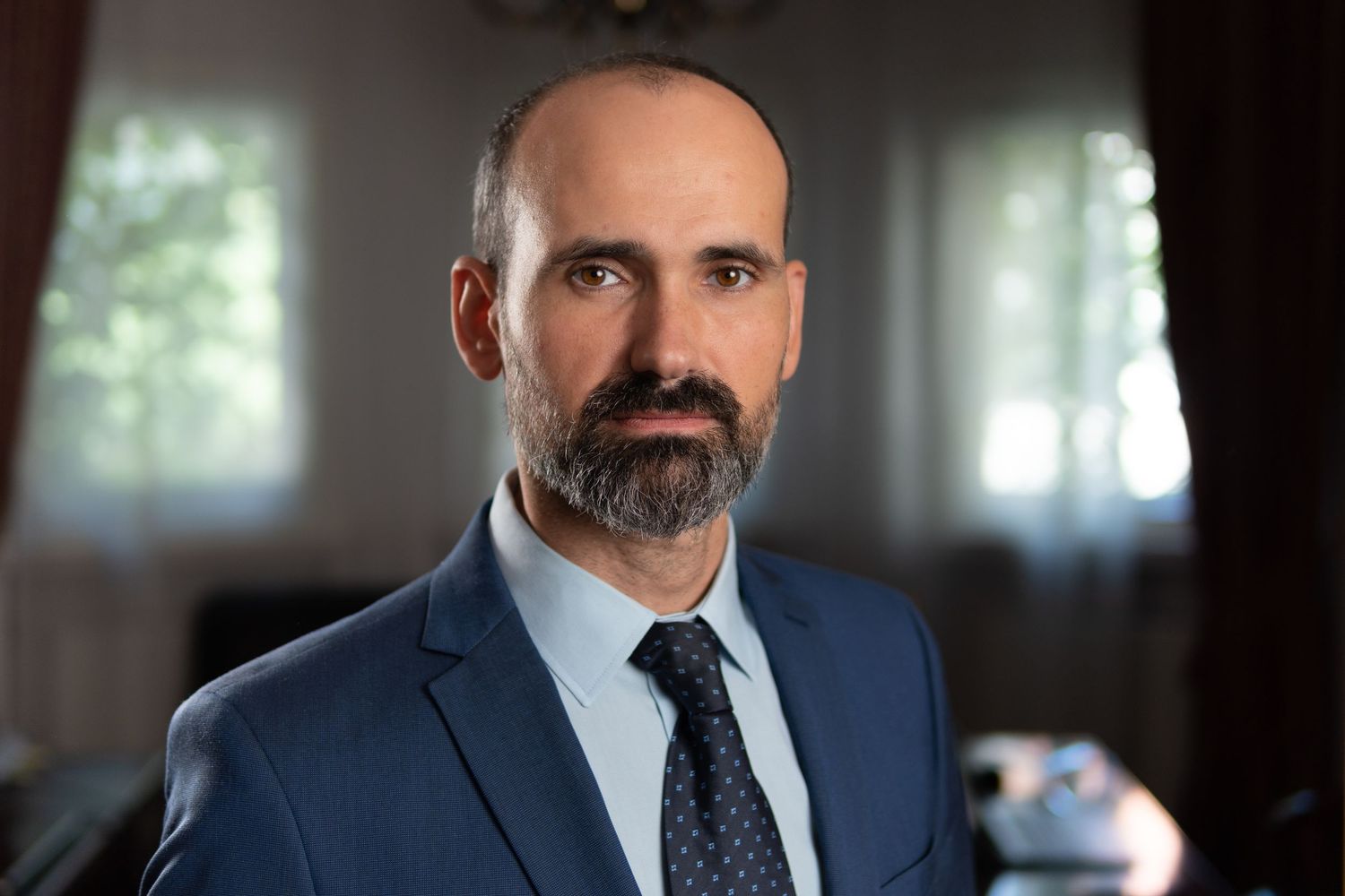 Portret profesional pentru avocat și consultant juridic. Imagine corporate utilizată pentru website, profil LinkedIn și materiale de marketi
