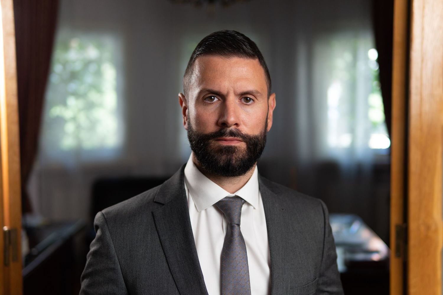 Portret corporate profesional realizat pentru avocat în București. Fotografie business destinată website-ului, profilului LinkedIn și materi