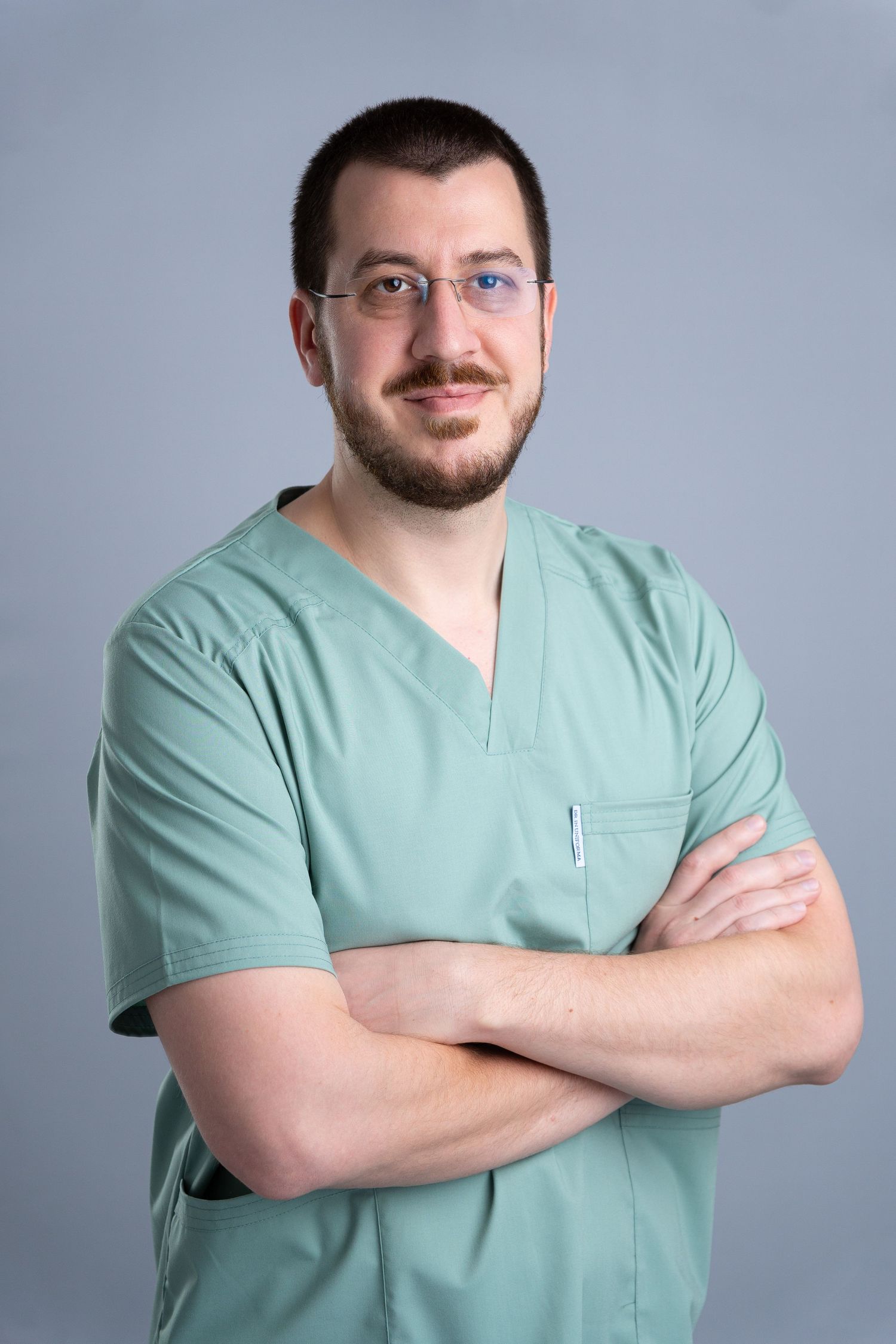 Portret profesional pentru medic stomatolog realizat cu iluminare studio.