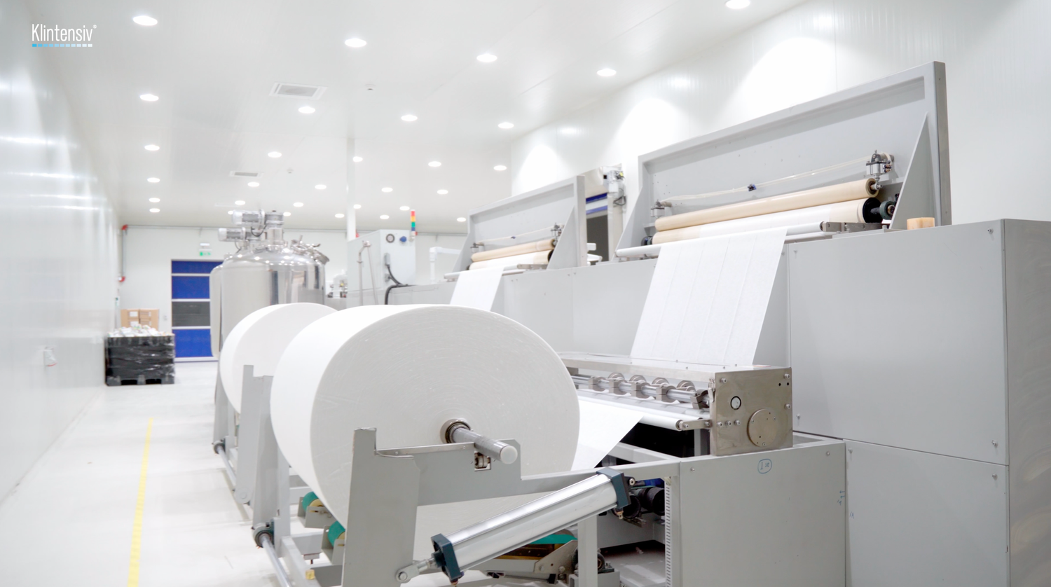 Echipamente industriale moderne utilizate în procesul de fabricație al produselor dezinfectante. Imagine corporate realizată pentru prezenta