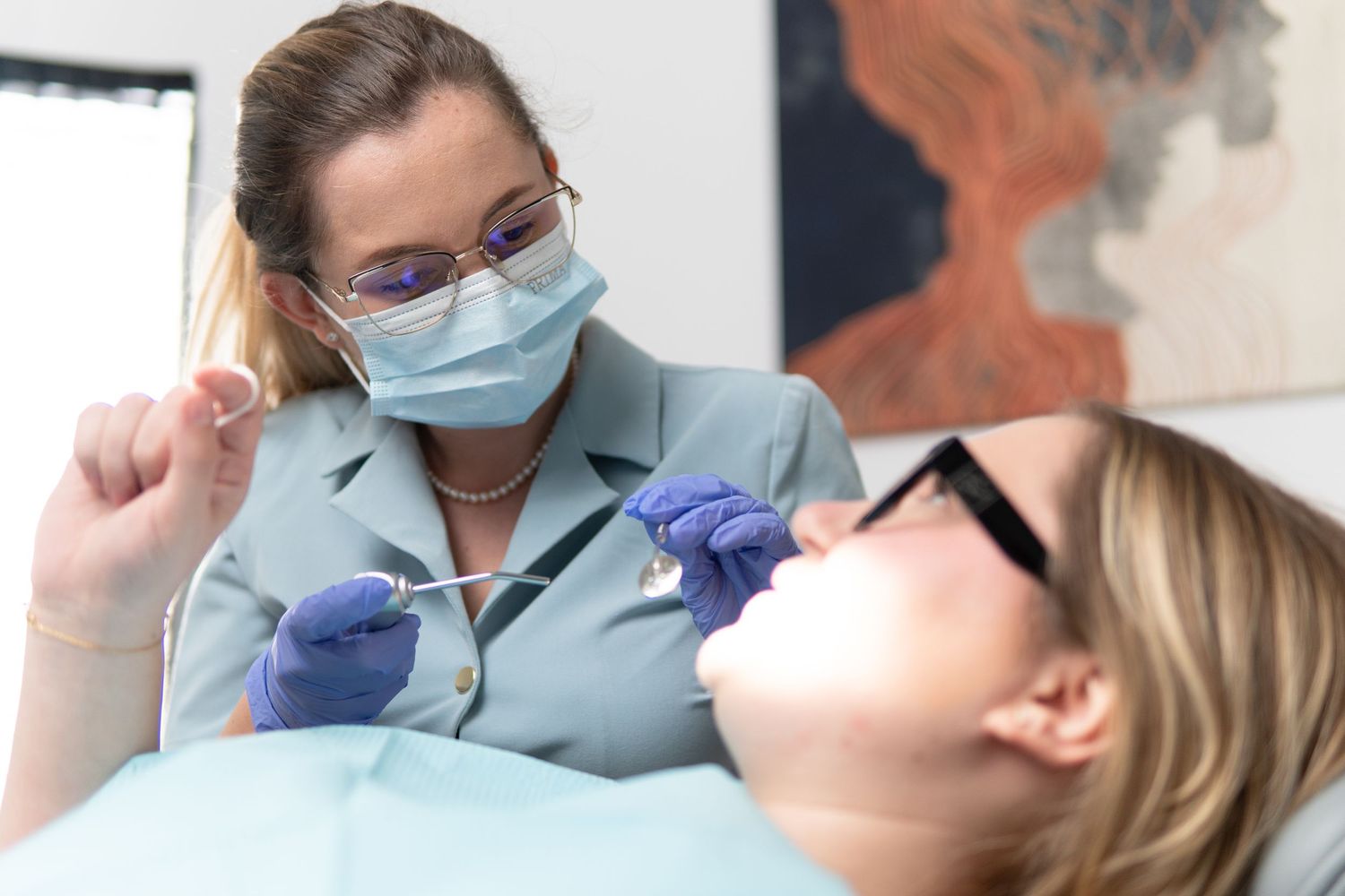 Consultație stomatologică într-o clinică dentară modernă