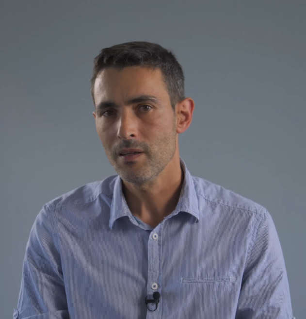 Consultant tehnic explicând importanța expertizelor și rapoartelor tehnice pentru construcții și imobile. Interviu video profesional realiza
