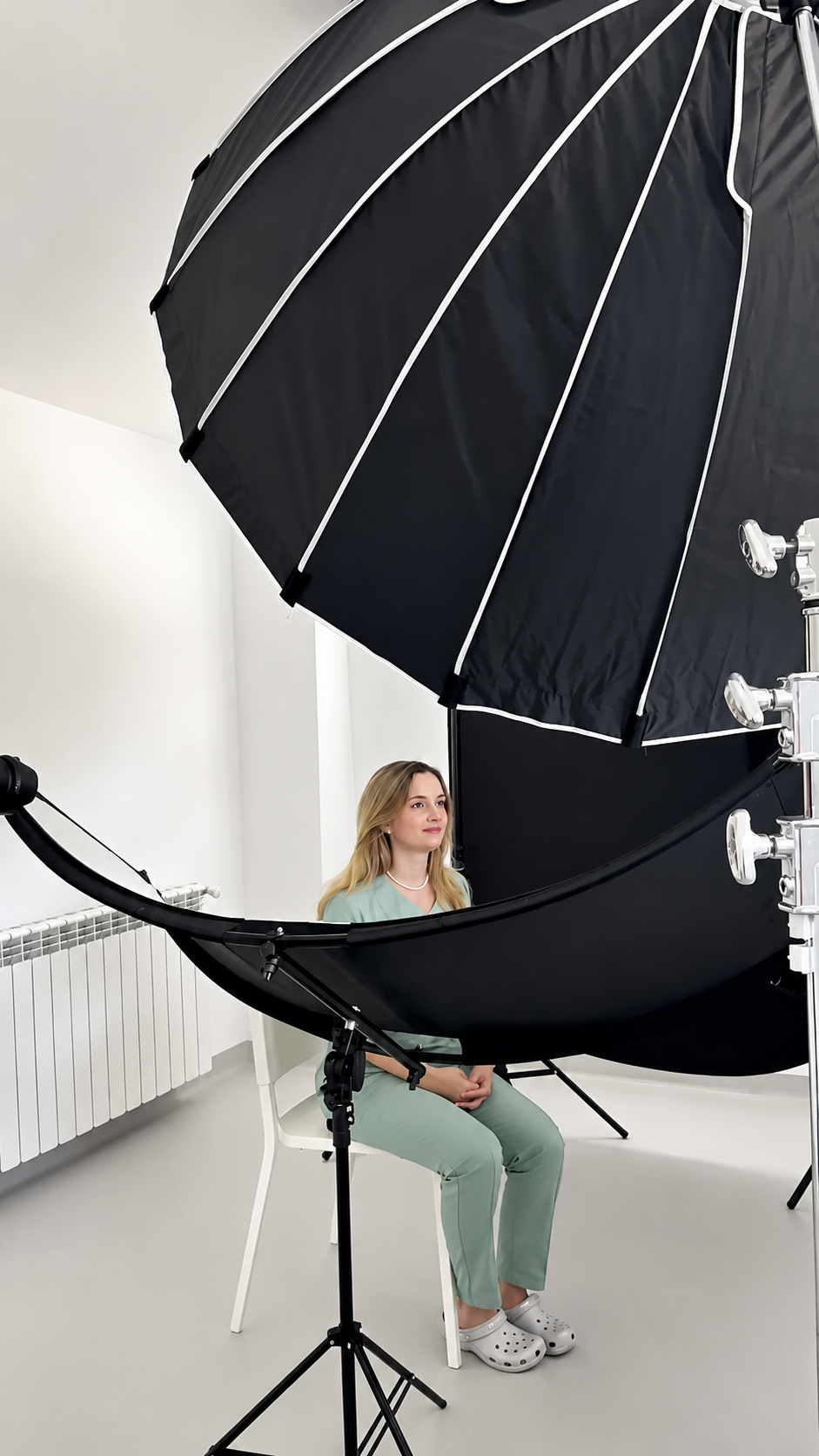 Fotograf profesionist în timpul unei ședințe foto corporate în studio. Imagine behind-the-scenes care prezintă procesul de realizare a portr