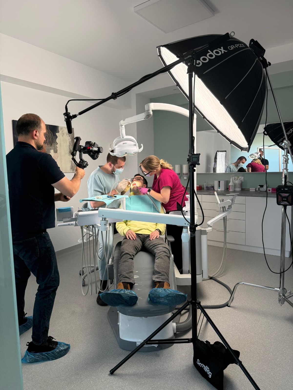 Setup profesional de fotografie și producție video realizat într-o clinică stomatologică.