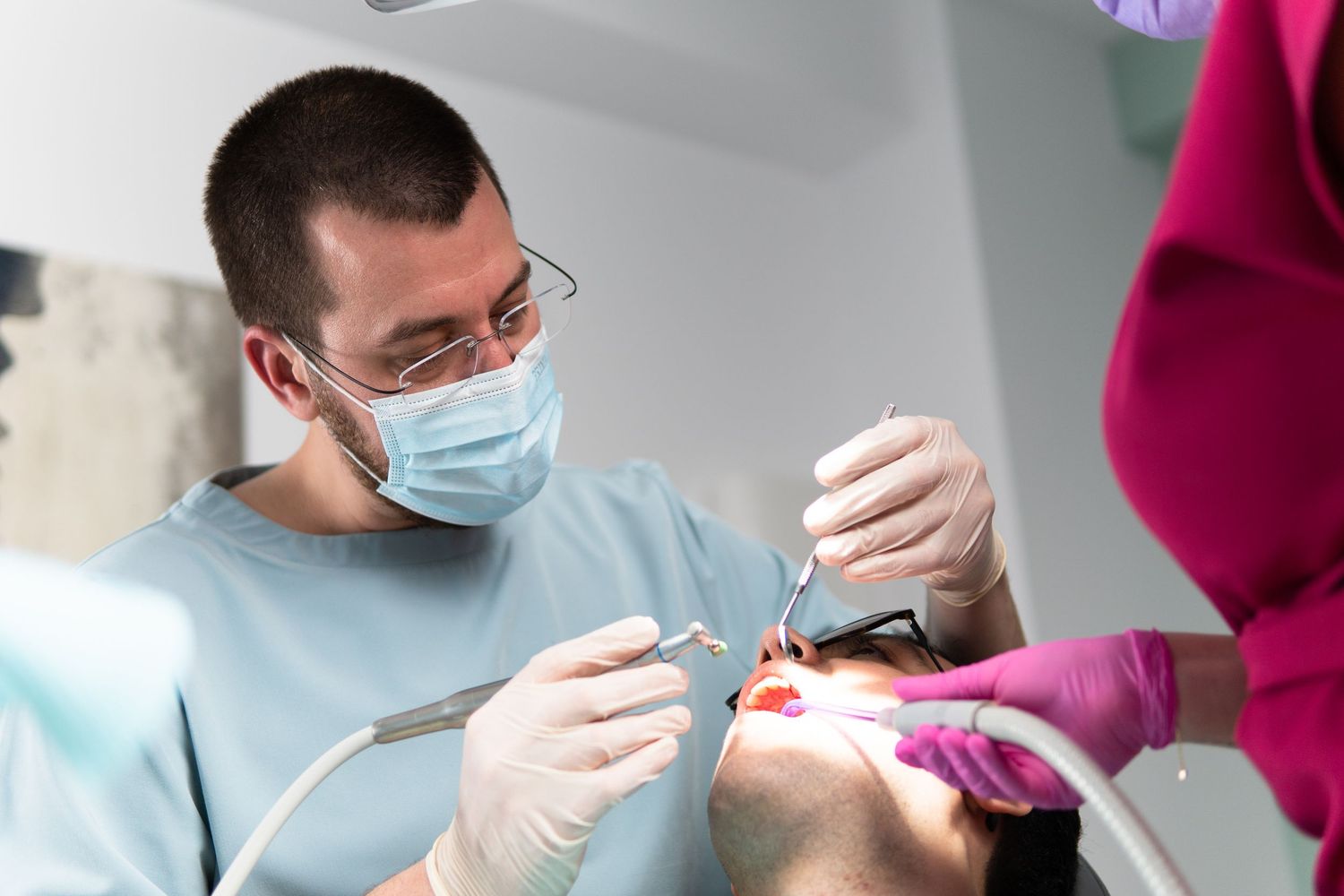 Medic dentist în timpul unei proceduri stomatologice într-o clinică modernă