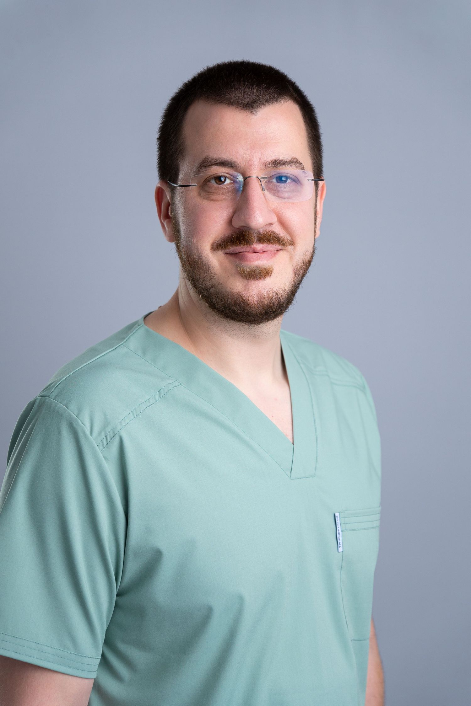 Portret profesional pentru medic dentist în clinică modernă