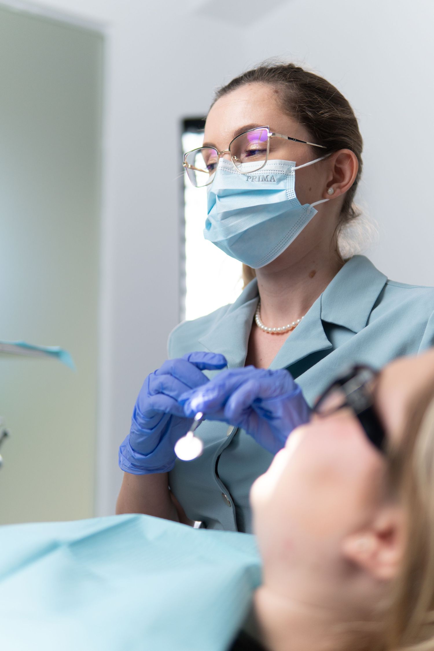 Medic stomatolog în timpul unei consultații într-o clinică dentară modernă
