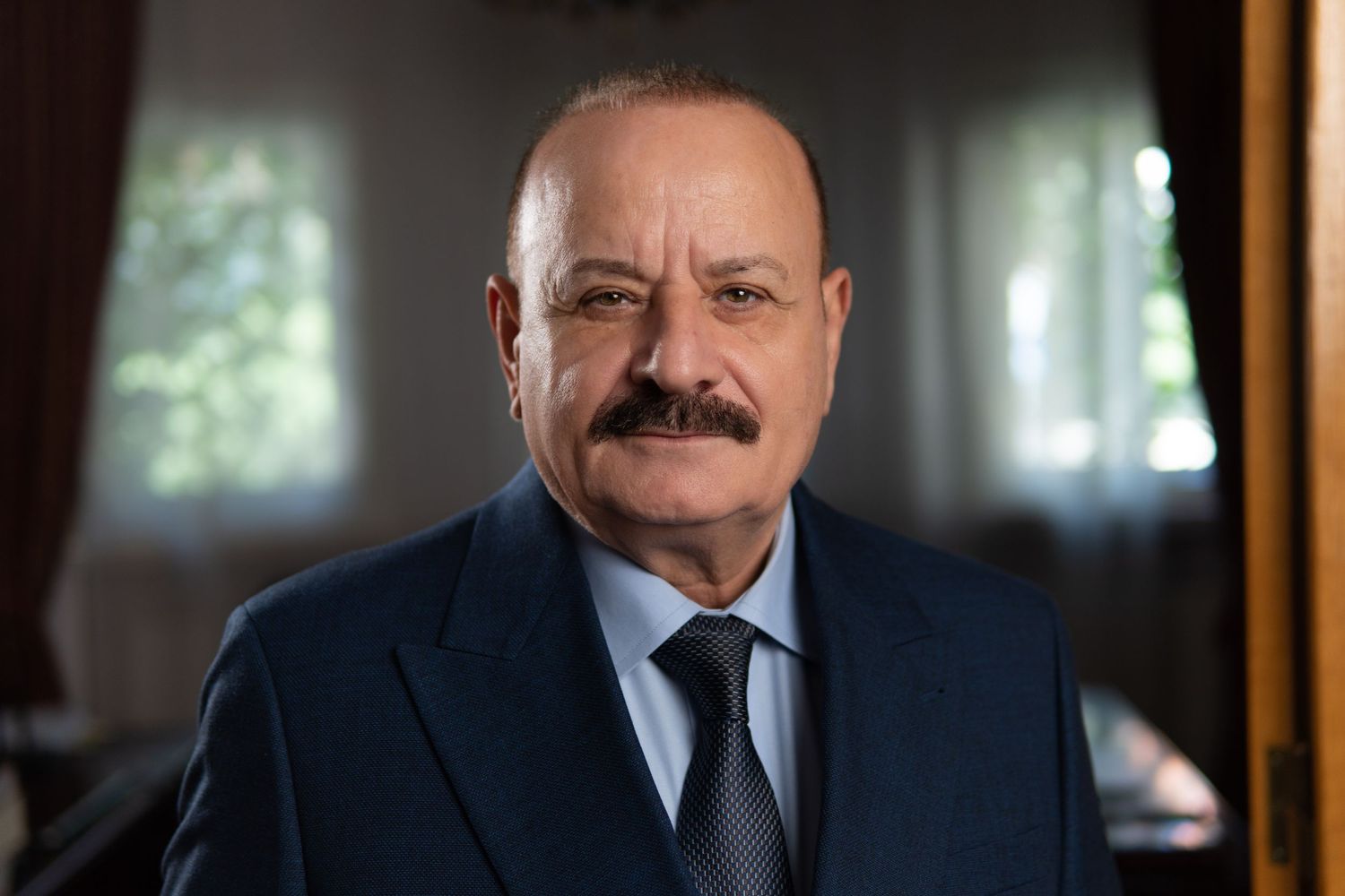 Fotografie corporate de tip headshot pentru profesionist din domeniul juridic. Portret business realizat într-un cadru elegant pentru brandi