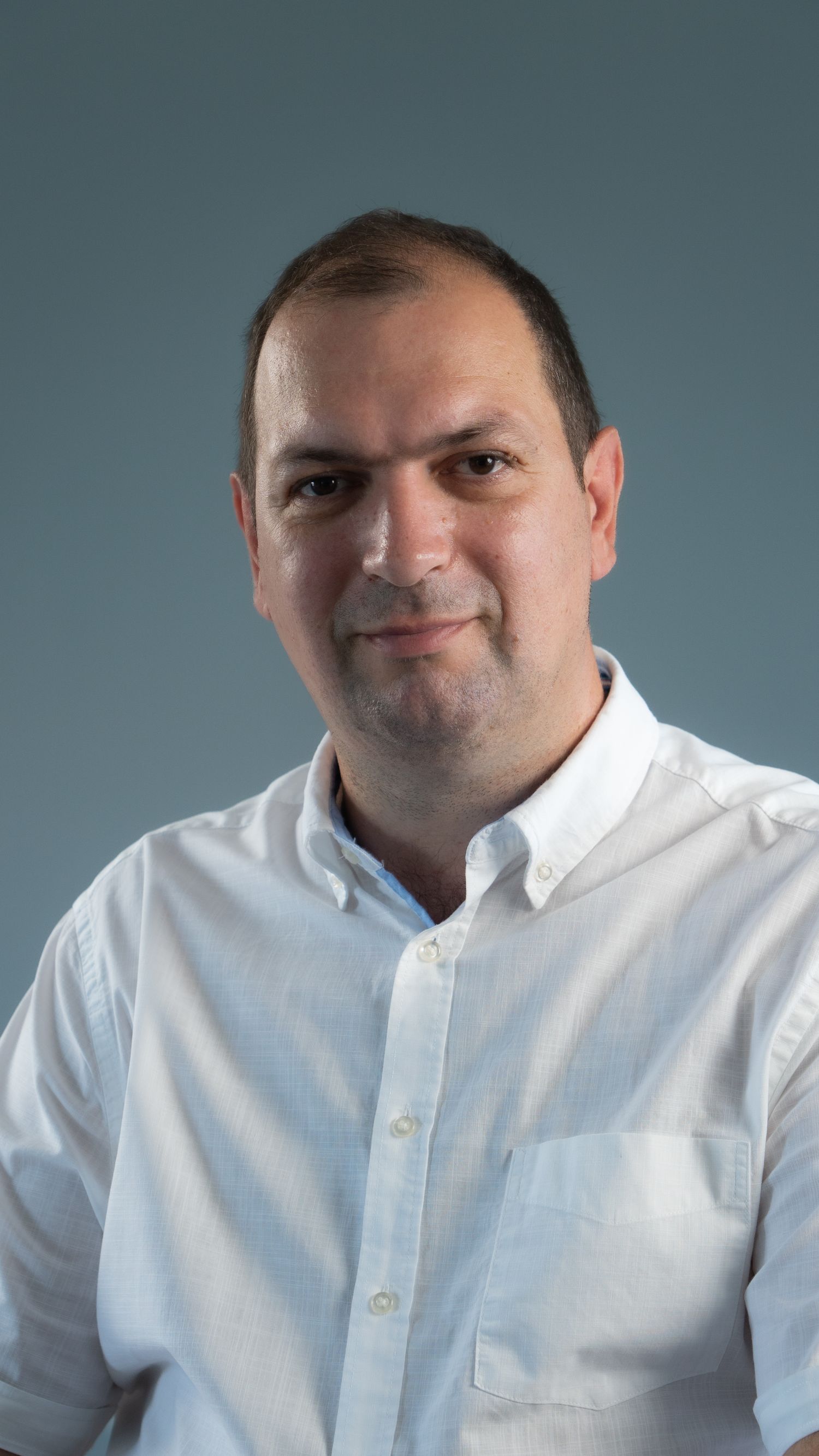 Portret business realizat cu iluminare profesională pentru profil corporate și website.