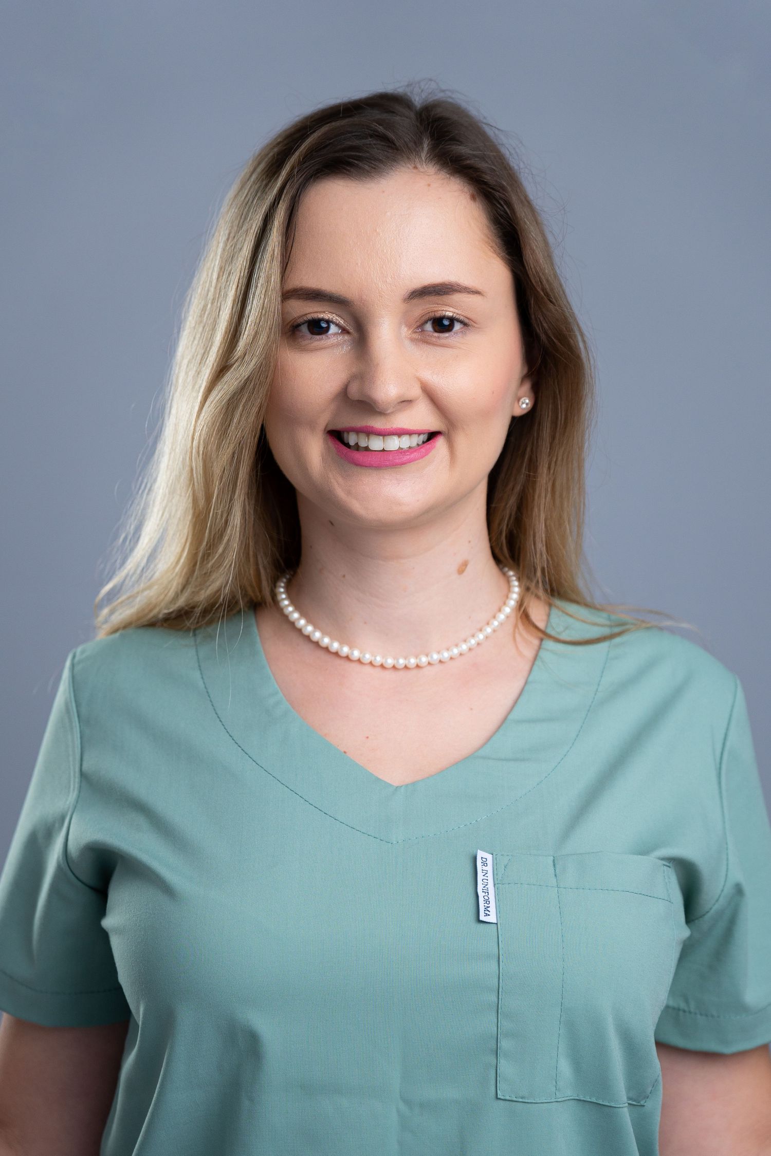 Headshot profesional pentru branding de clinică stomatologică