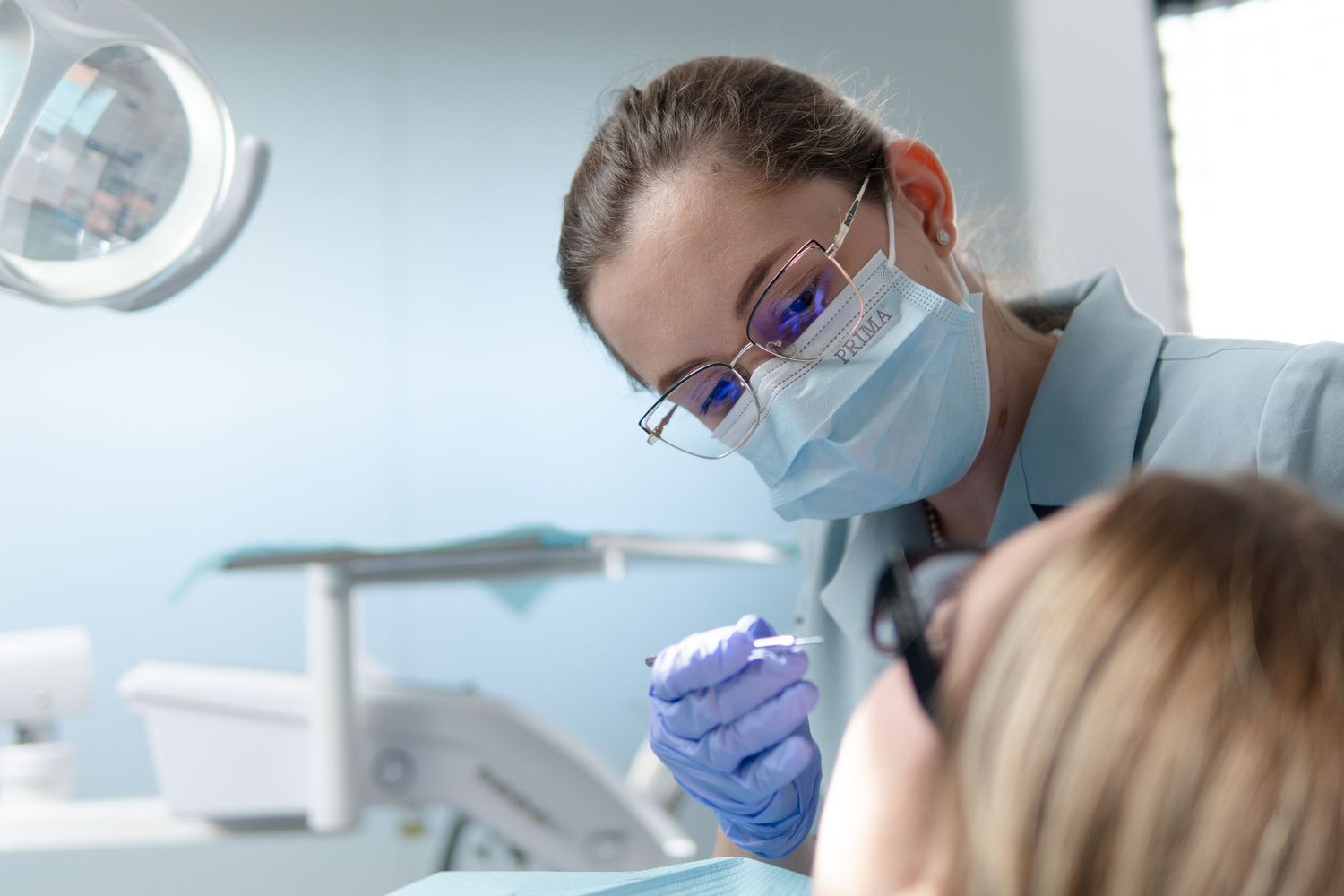 Medic dentist în cabinet stomatologic modern