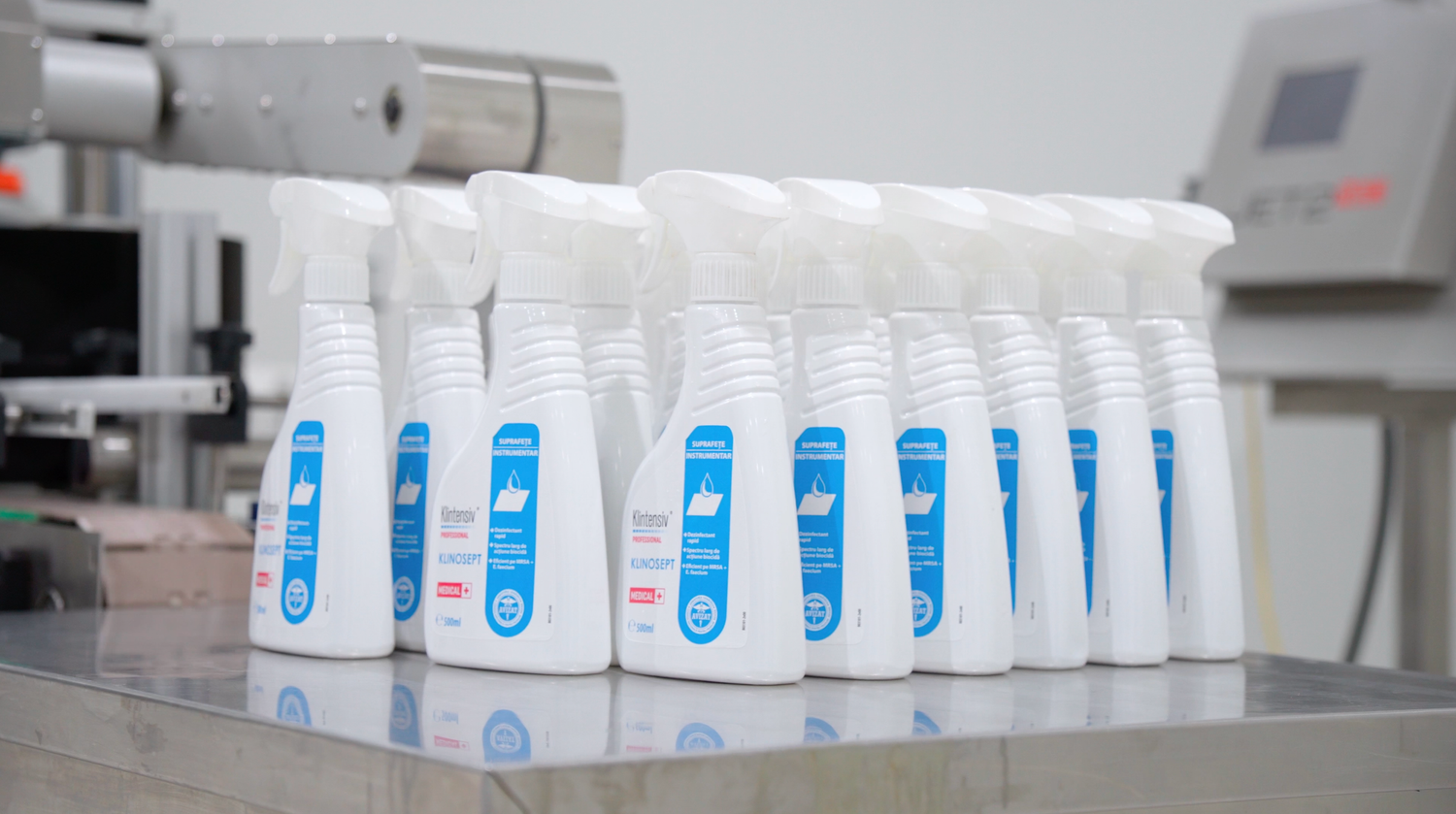 Produse dezinfectante ambalate pe linia de producție într-o unitate certificată. Fotografie industrială pentru promovarea soluțiilor profesi