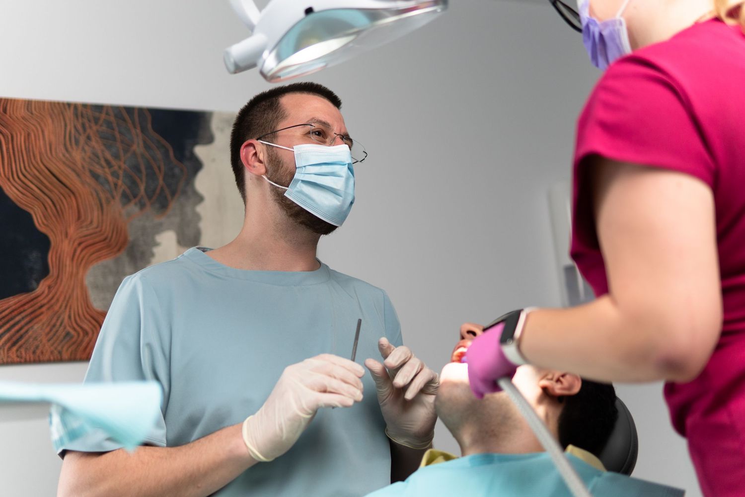 Medic dentist în timpul unei proceduri stomatologice
