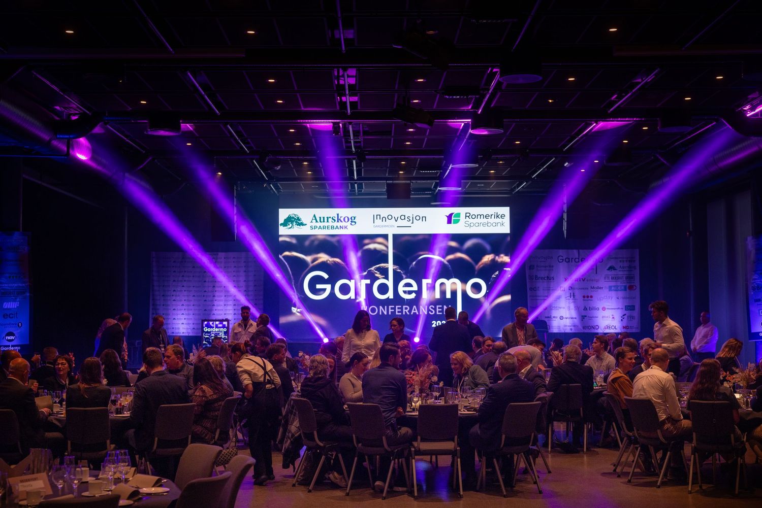 Konferansefotograf Gardermoen – Gardermo-konferansen, fullsatt sal med scenebelysning