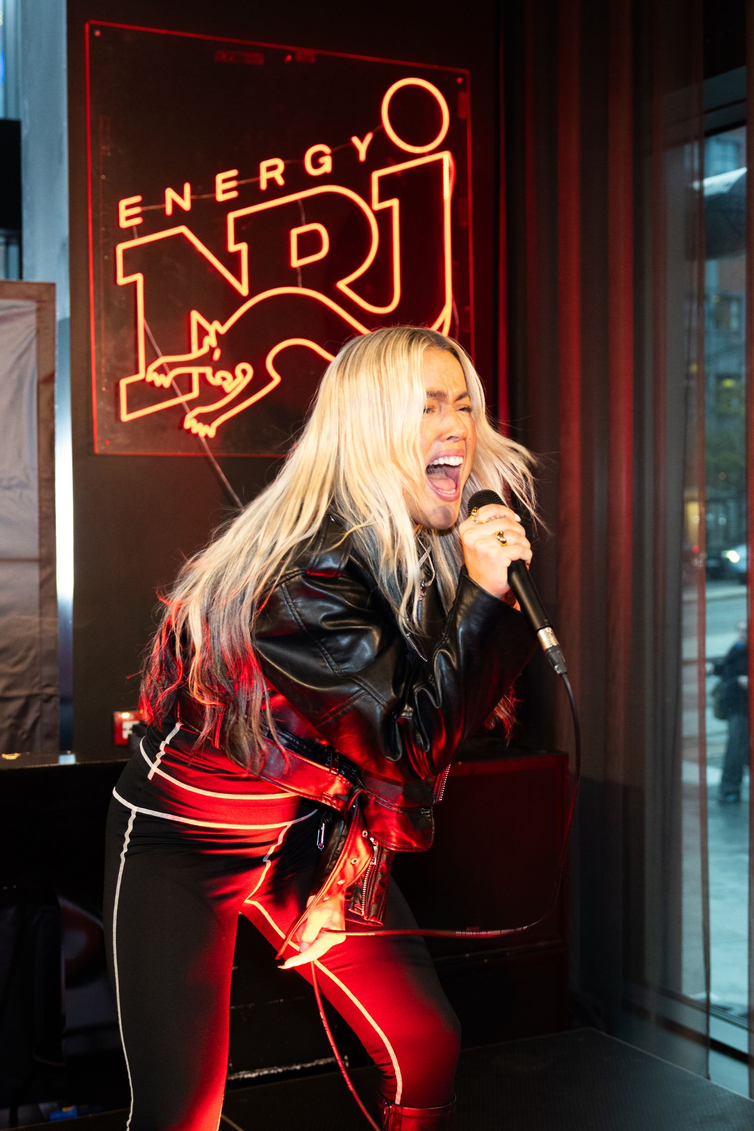 Julie Bergan på scenen under Radio NRJ event
