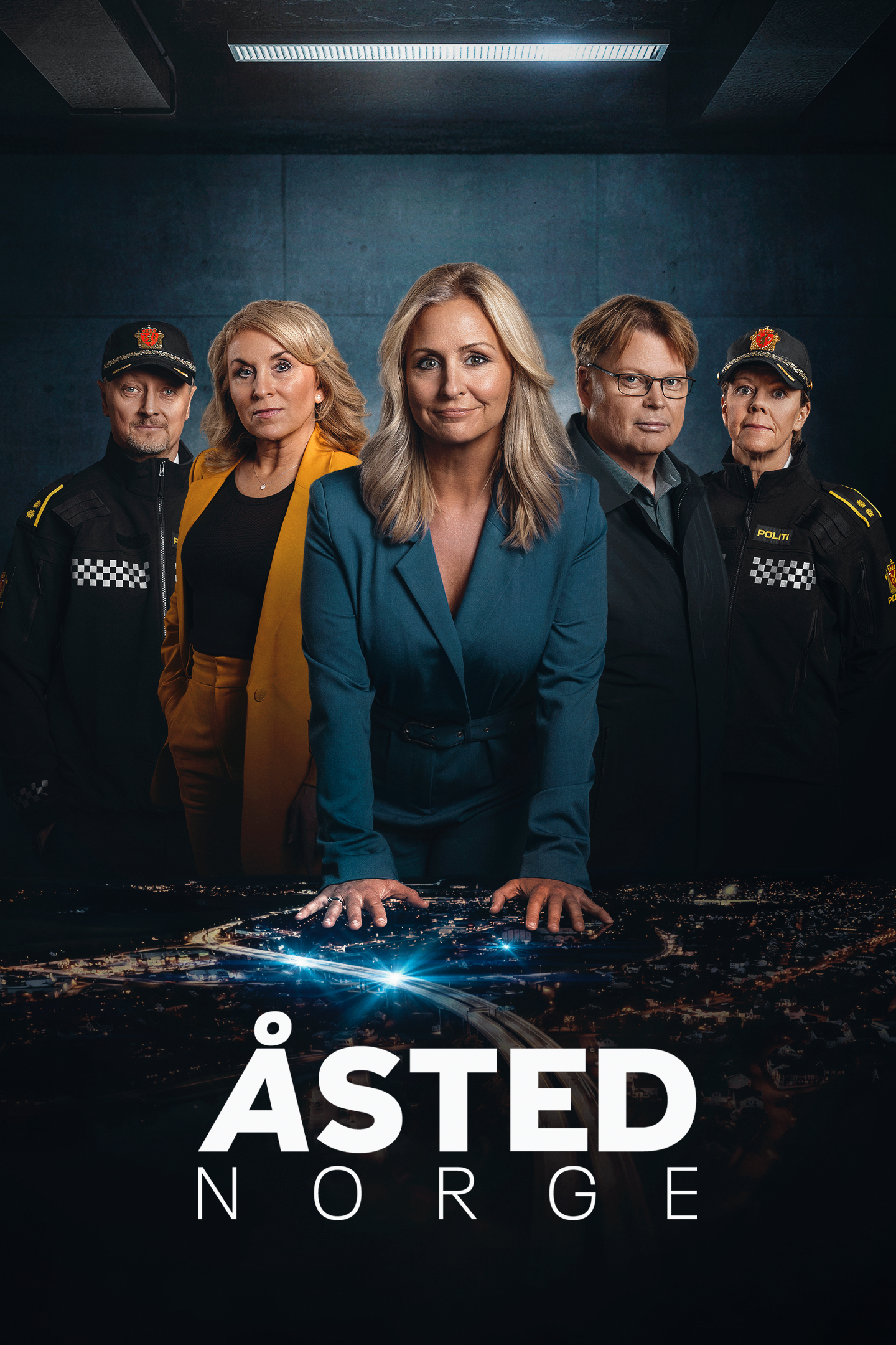 Five people including police officers pose dramatically for the Norwegian crime show Åsted Norge poster.