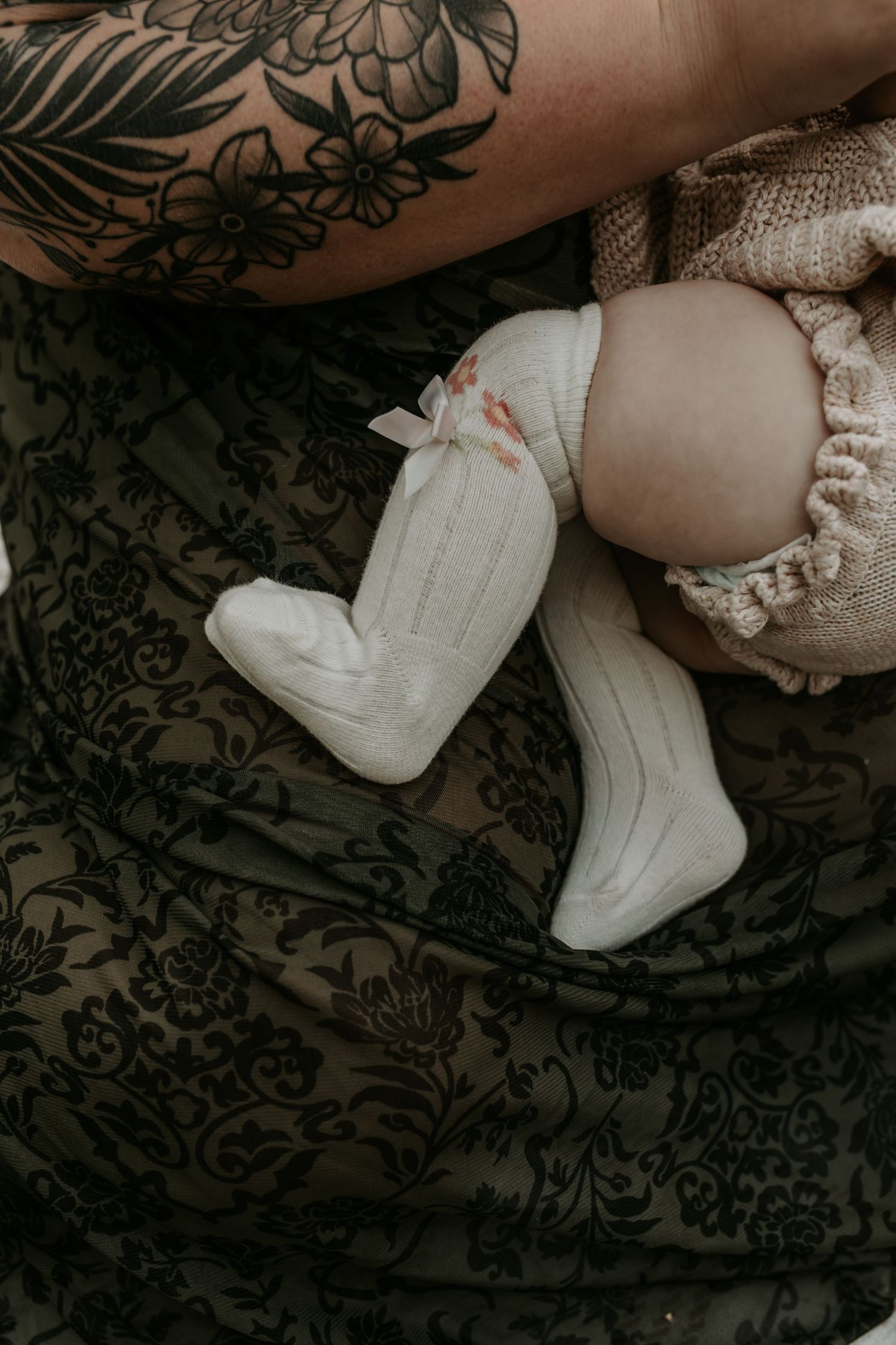 Close up details of baby's feet during Keely King Photography's breastfeeding minis for Breastfeeding Awareness Month during Oklahoma sunset