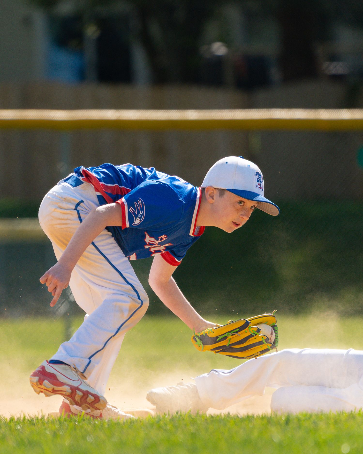 roslyn bluehawks baseball player catching the ball