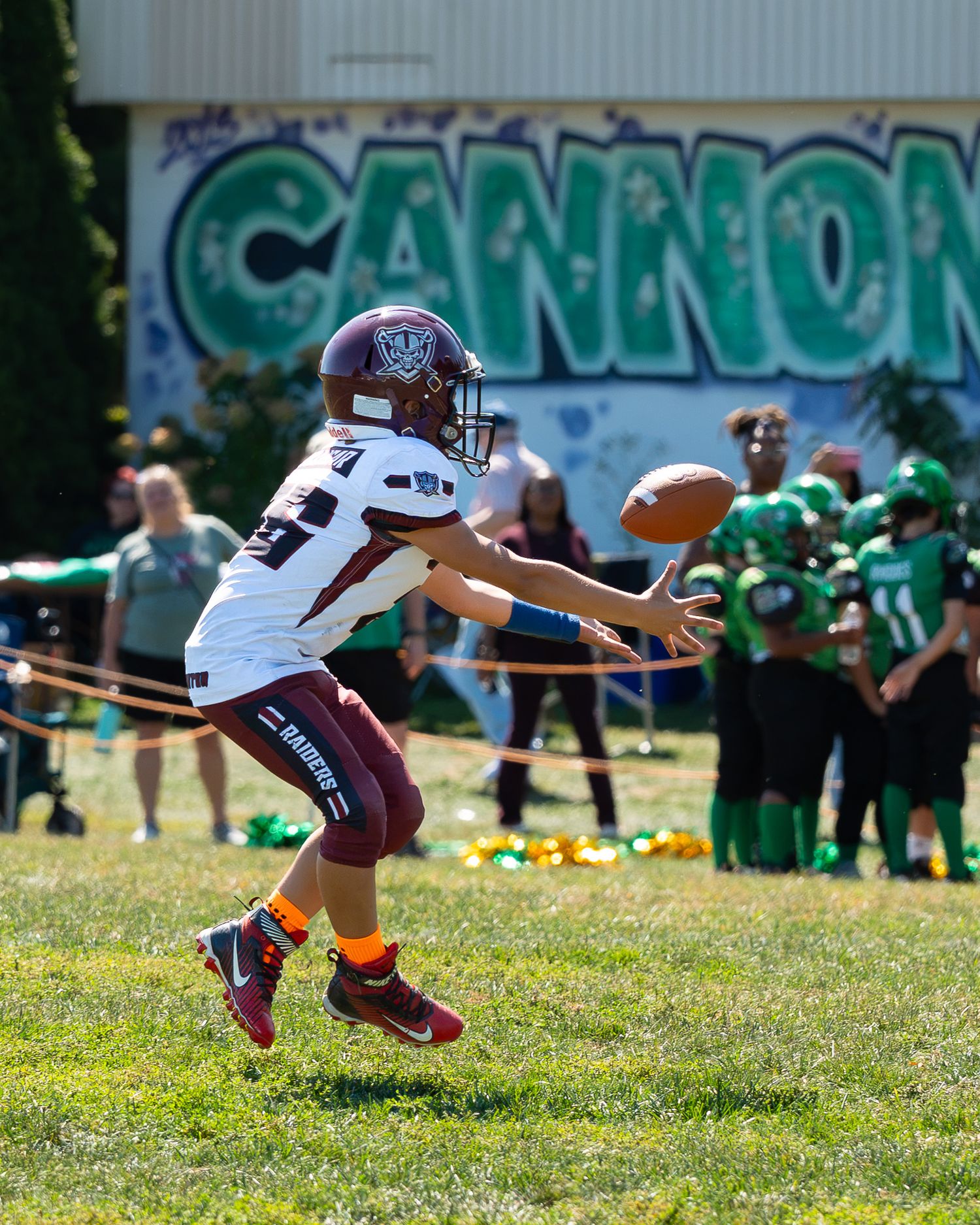 abington raiders football player catching football