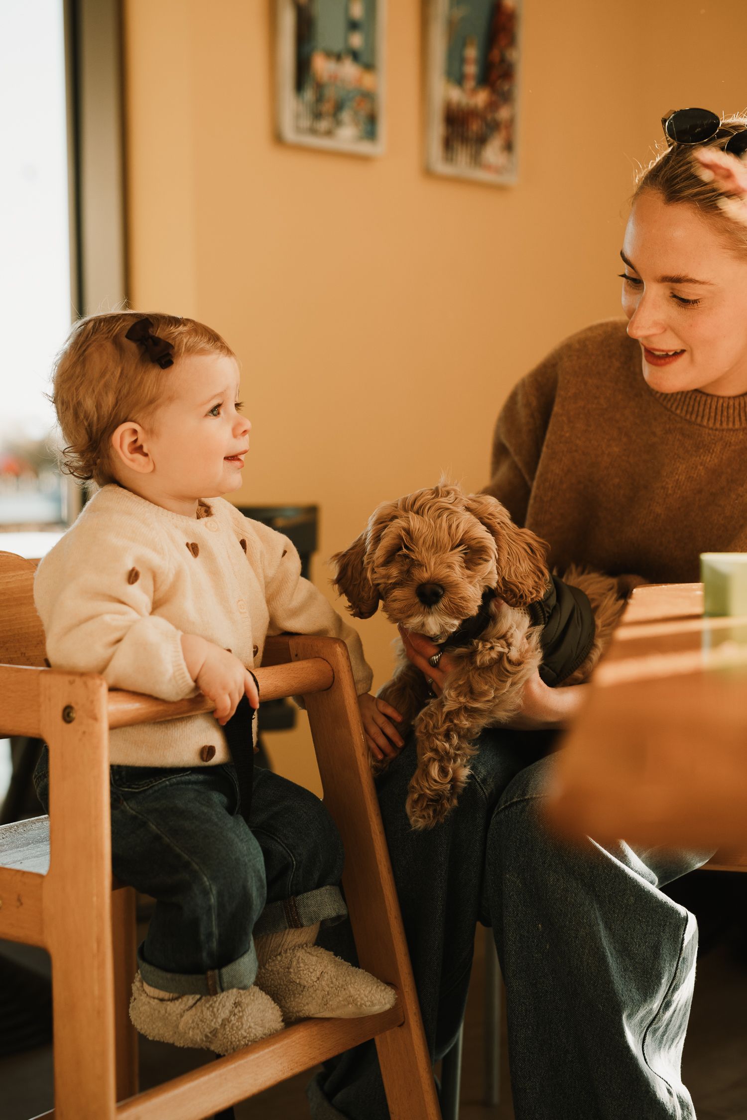 Relaxed family photoshoot with toddler and parents indoors