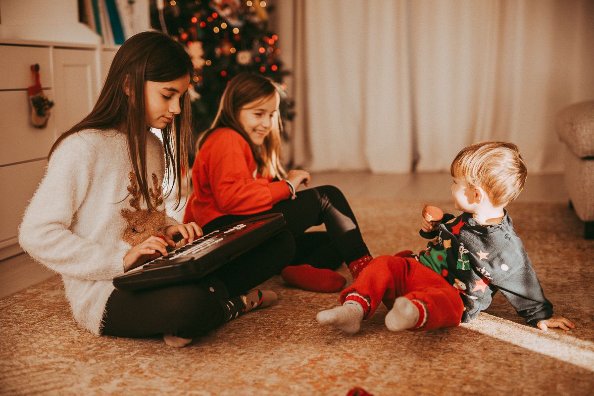 Natural light family photographer in Dundee and Angus capturing real moments during a home photoshoot at Christmas period