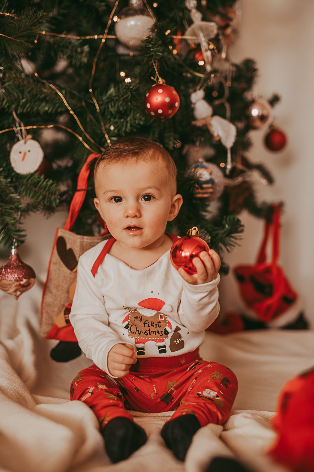 Natural light family photographer in Dundee and Angus capturing real moments during a home photoshoot at Christmas period
