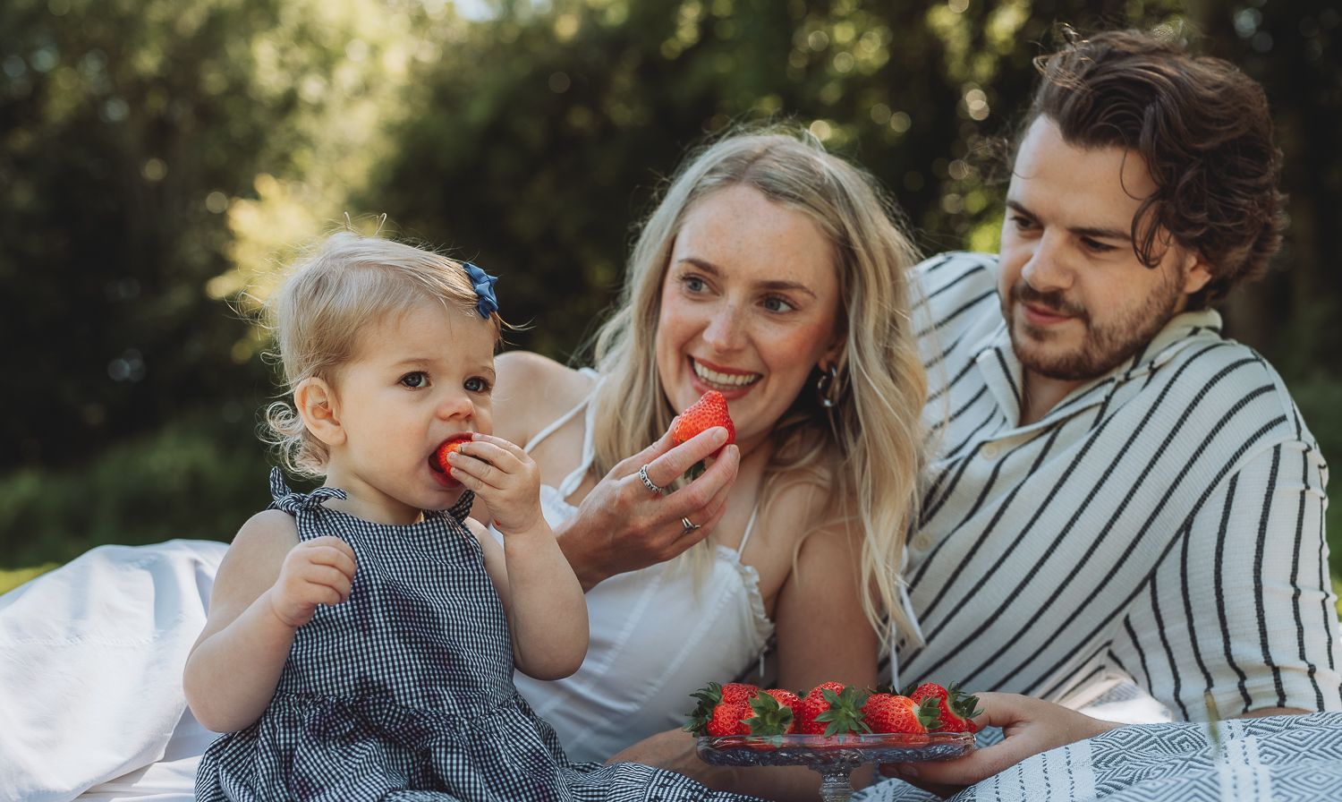 Documentary lifestyle family portrait in nature, family photography in Dundee, summer family portrait, picnic family photography Scotland
