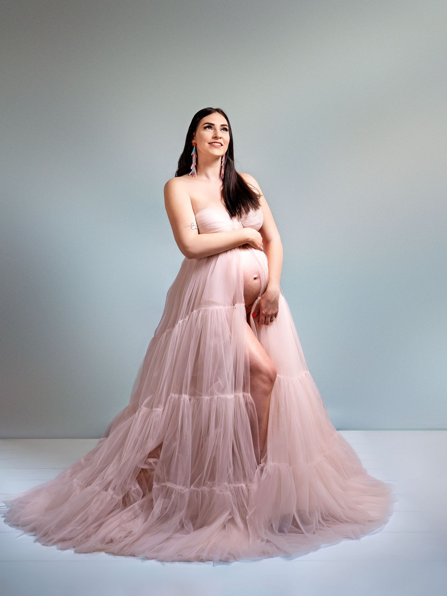 Silhouette einer schwangeren Frau im Studio – künstlerische Babybauchfotografie in Nürnberg