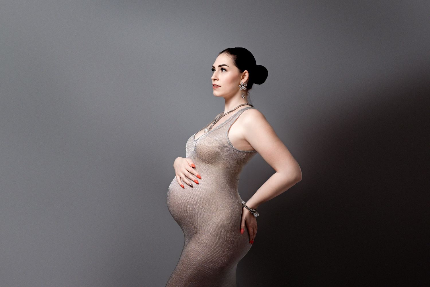 Natürliches Babybauch Shooting in Nürnberg mit ruhigem Licht und eleganter Bildsprache