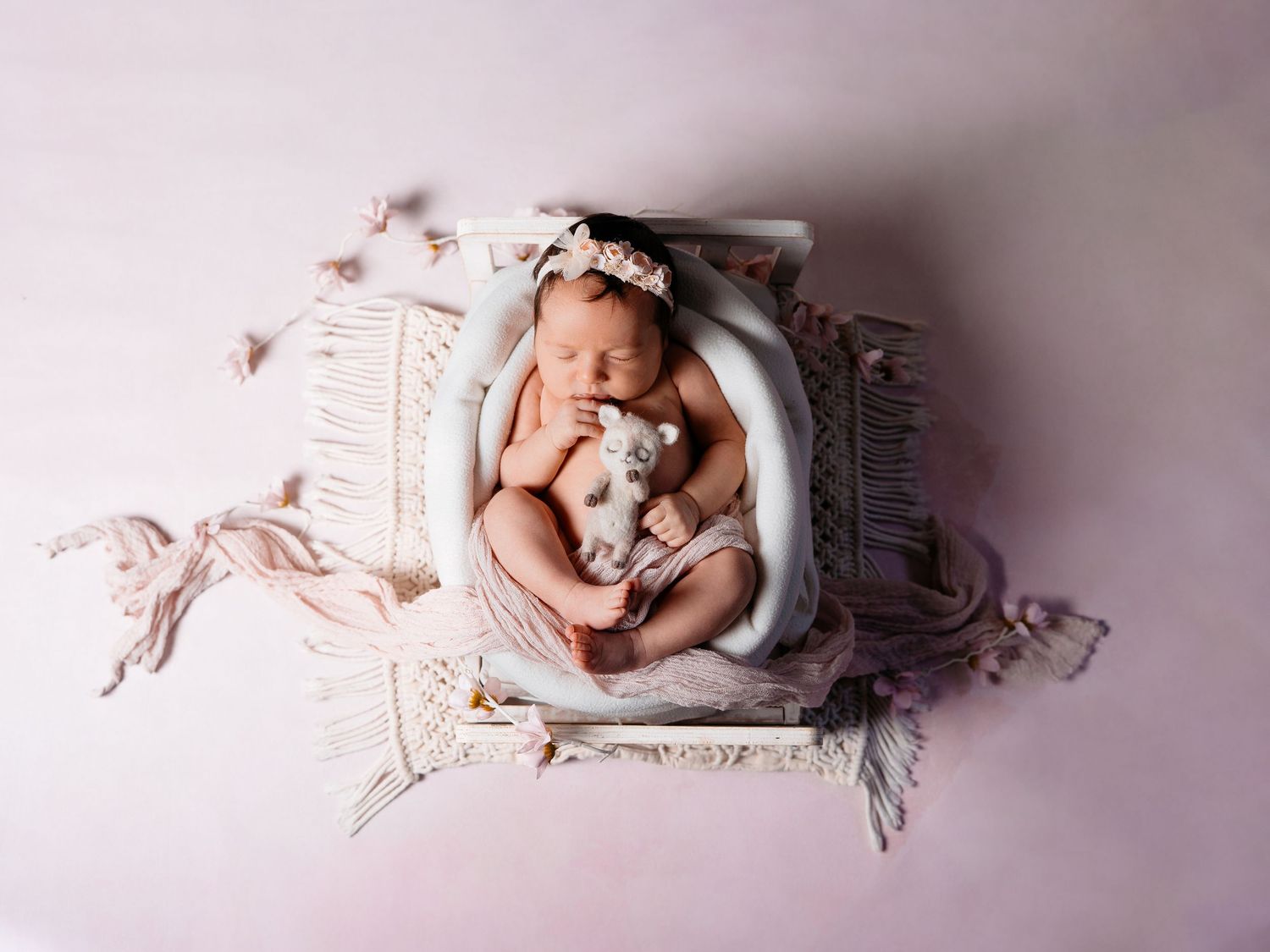 Neugeborenes Baby eingewickelt in weiches Tuch – Newbornfotografie in Nürnberg