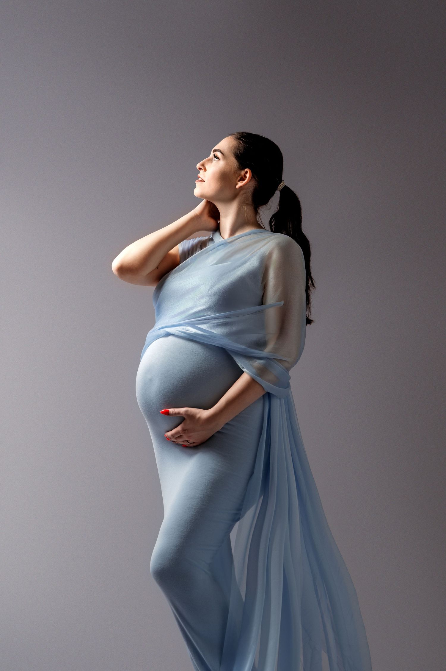 Schwangere Frau in Schwarzweiß im Studio – emotionale Babybauchfotografie in Nürnberg