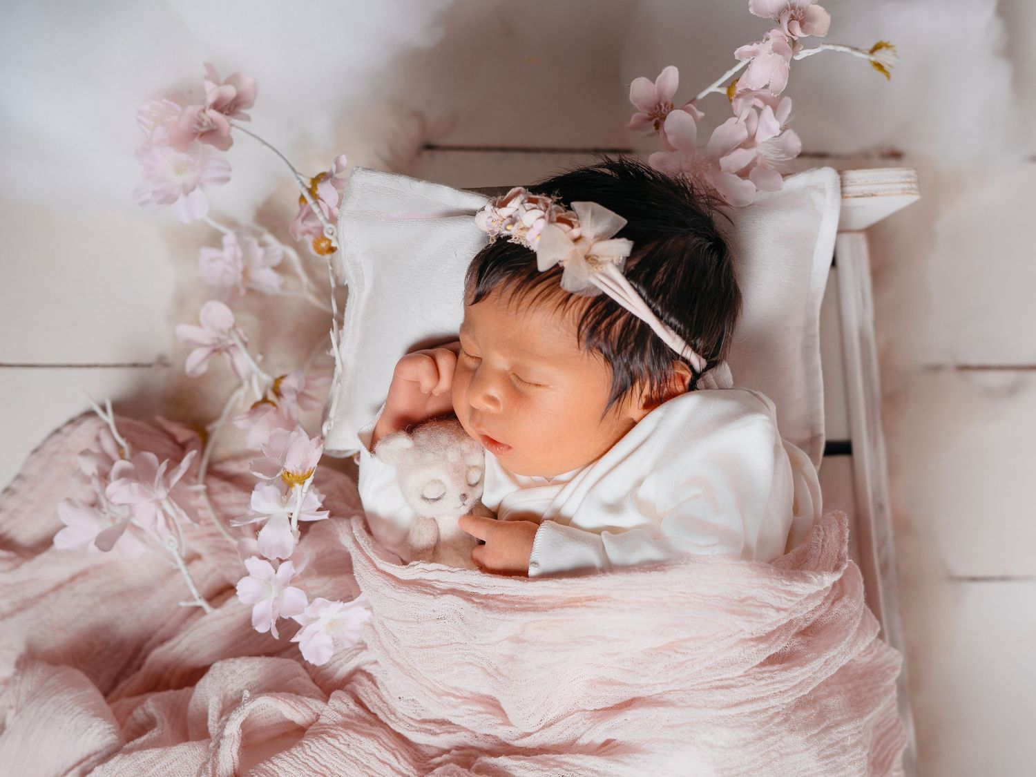 Schlafendes Neugeborenes im Bettchen mit weichen Stoffen – zarte Newbornfotografie in Nürnberg