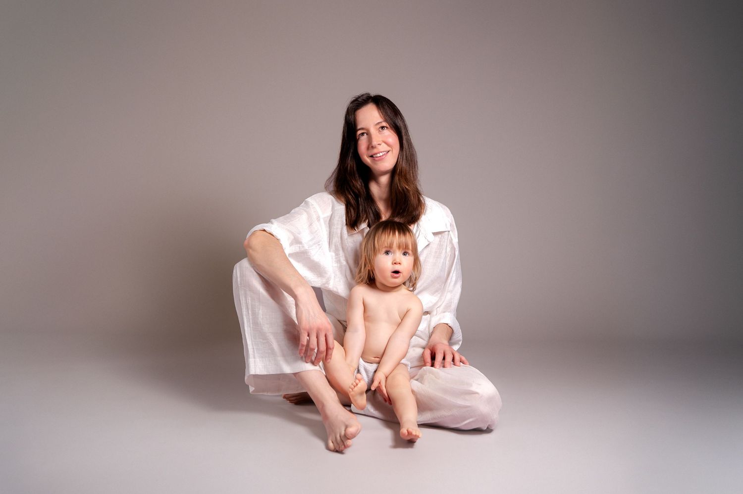 Mutter sitzt mit Kind im Studio – natürliche Familienfotografie in Nürnberg